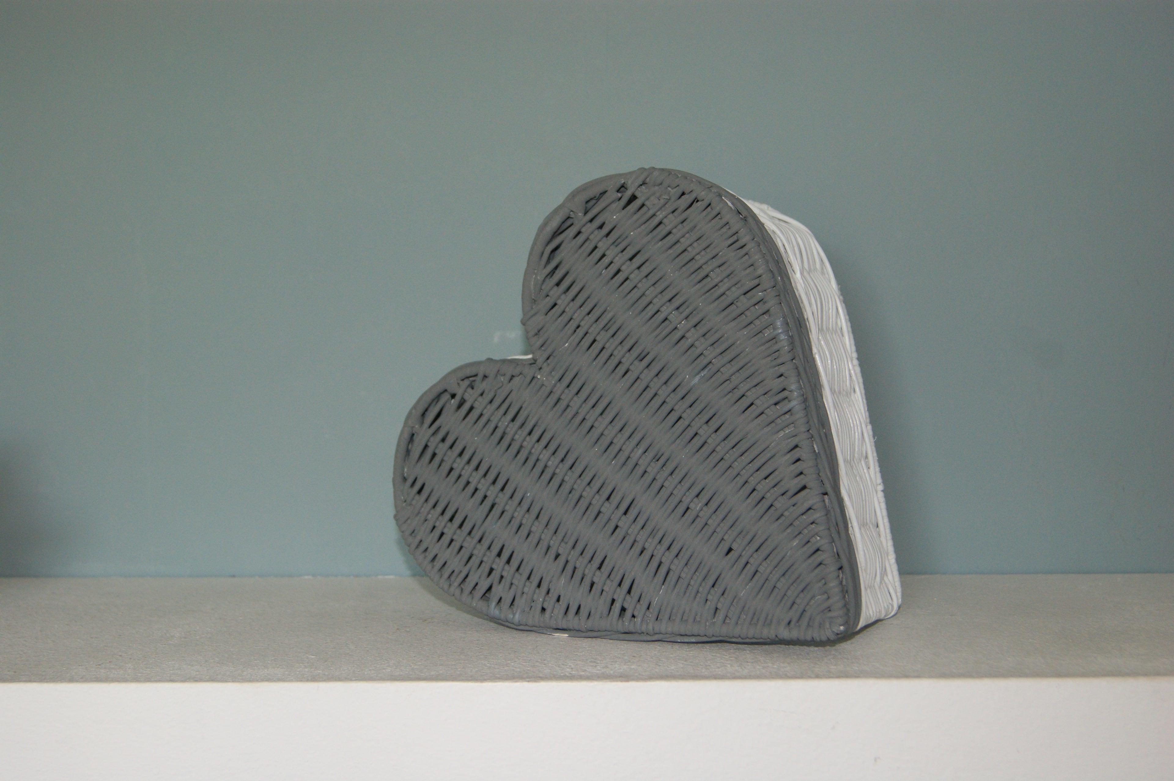 Korb Dose Herz weiß grau