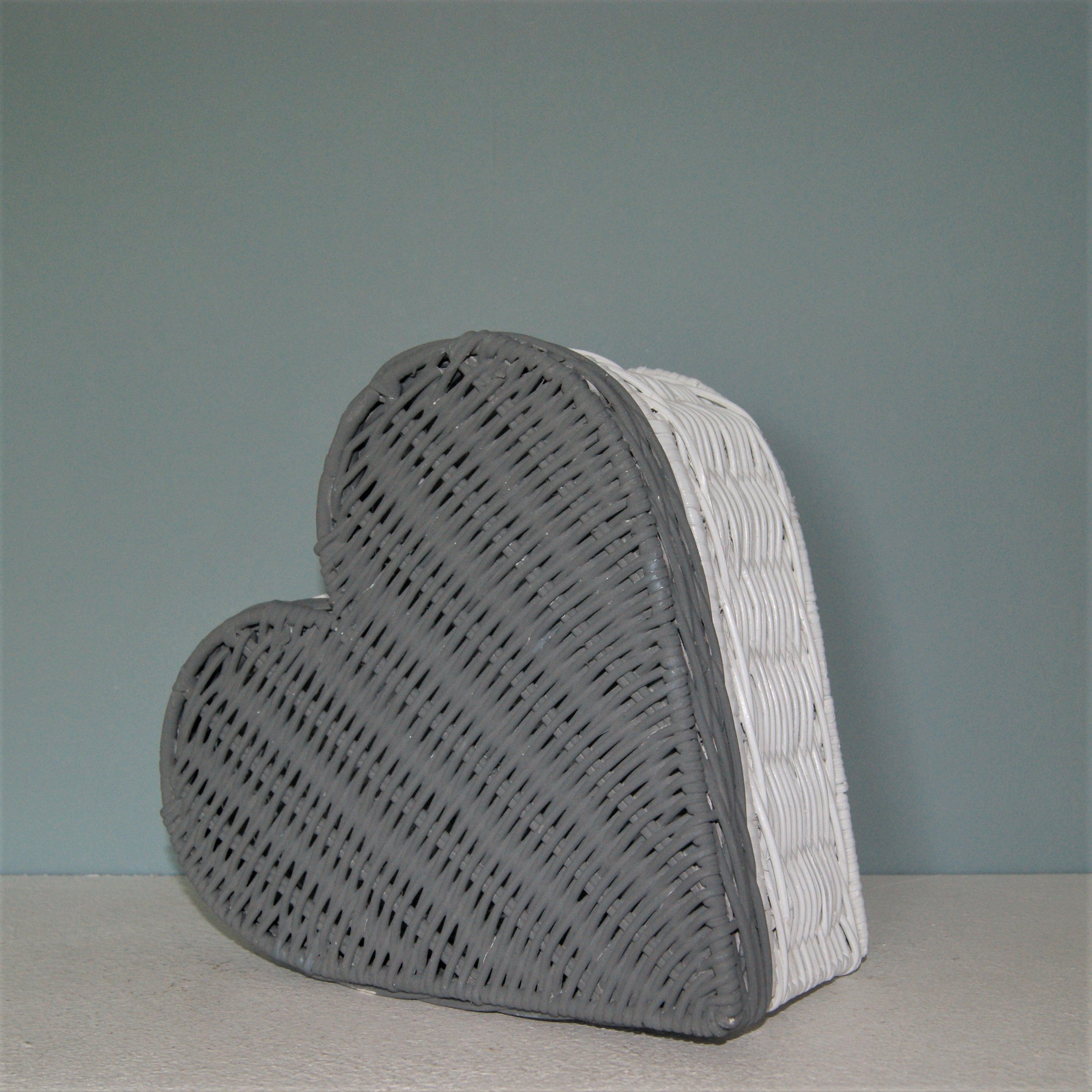 Korb Dose Herz weiß grau