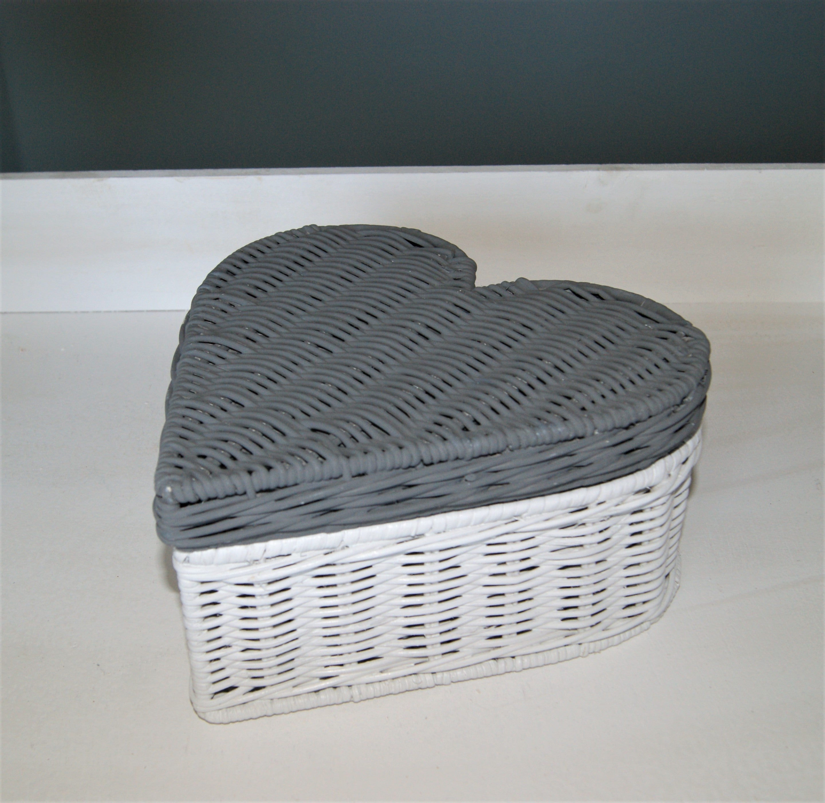 Korb Dose Herz weiß grau