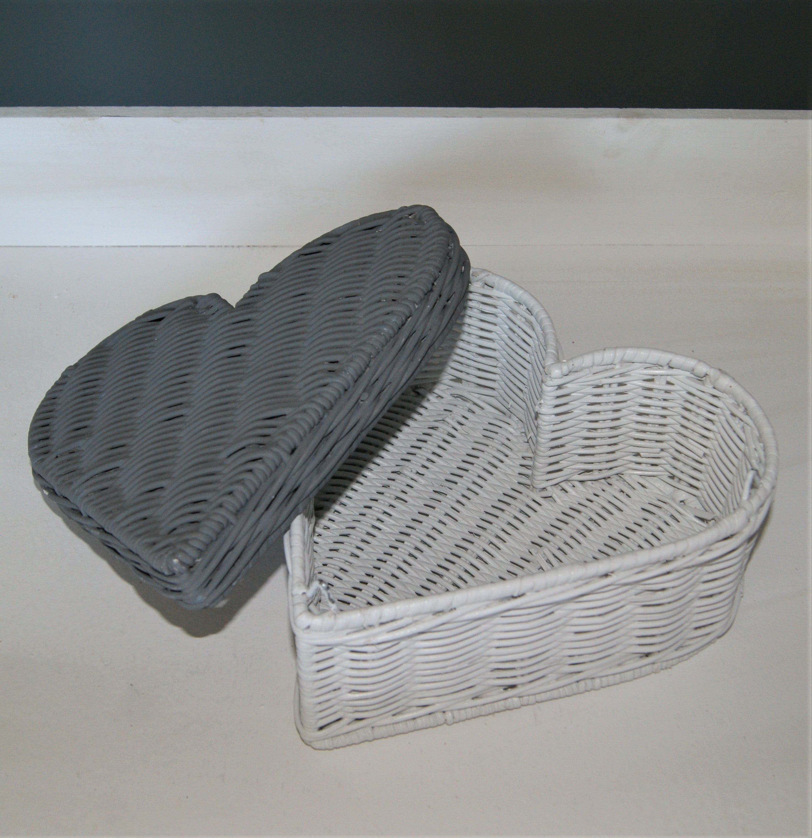 Korb Dose Herz weiß grau