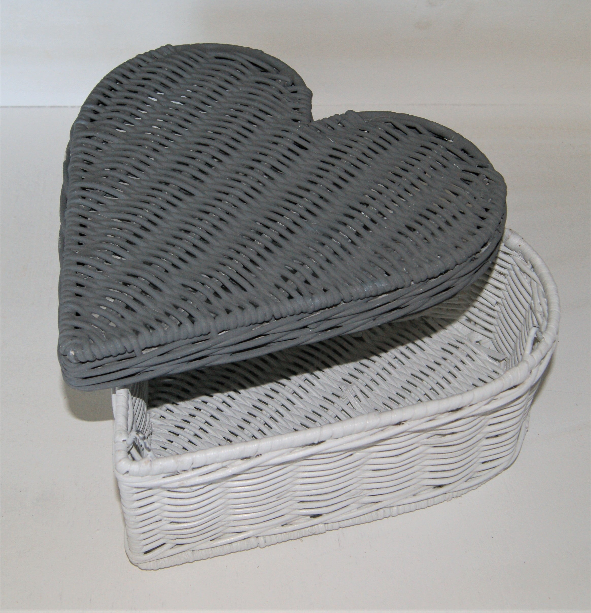 Korb Dose Herz weiß grau