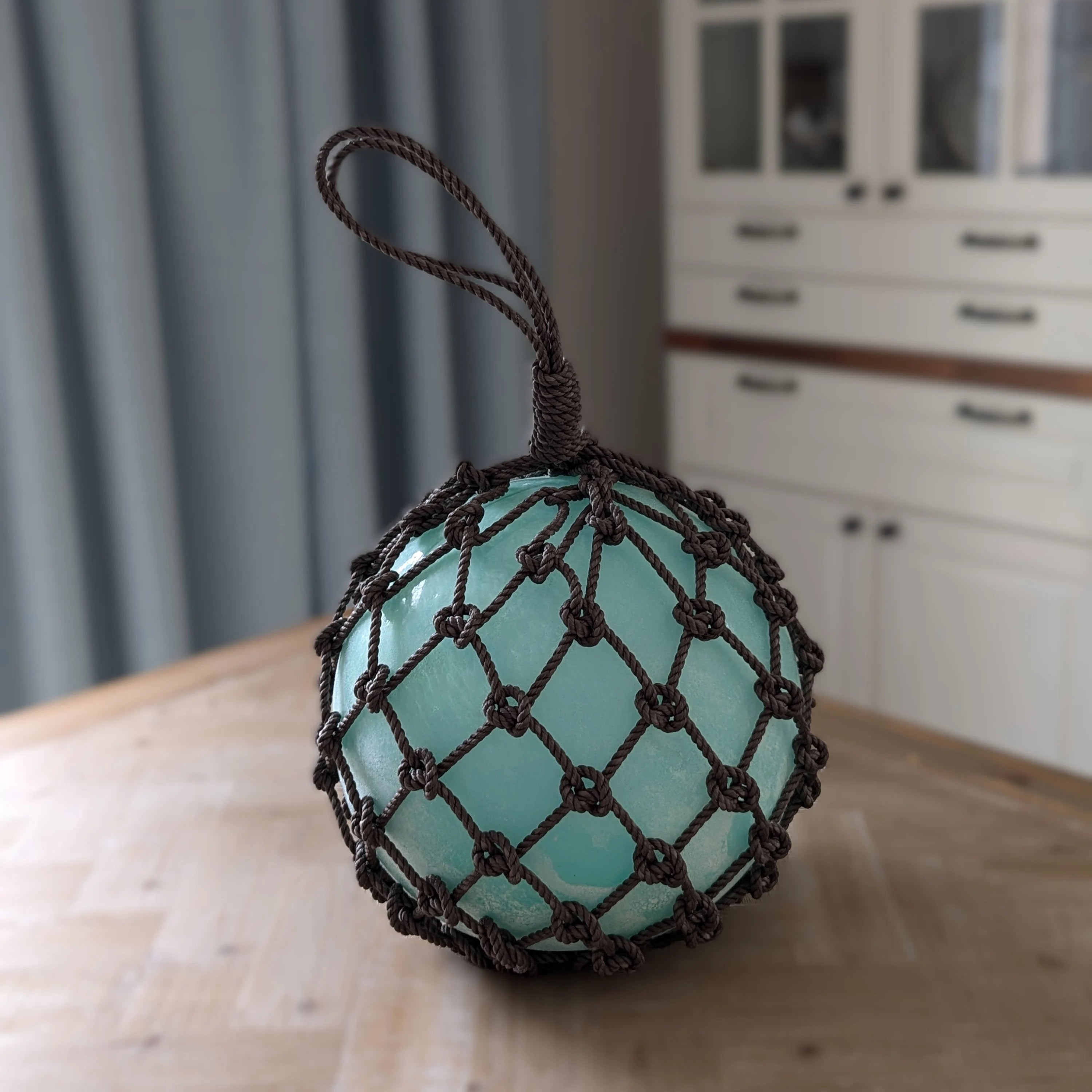 Fischerkugel Glas im Netz türkis