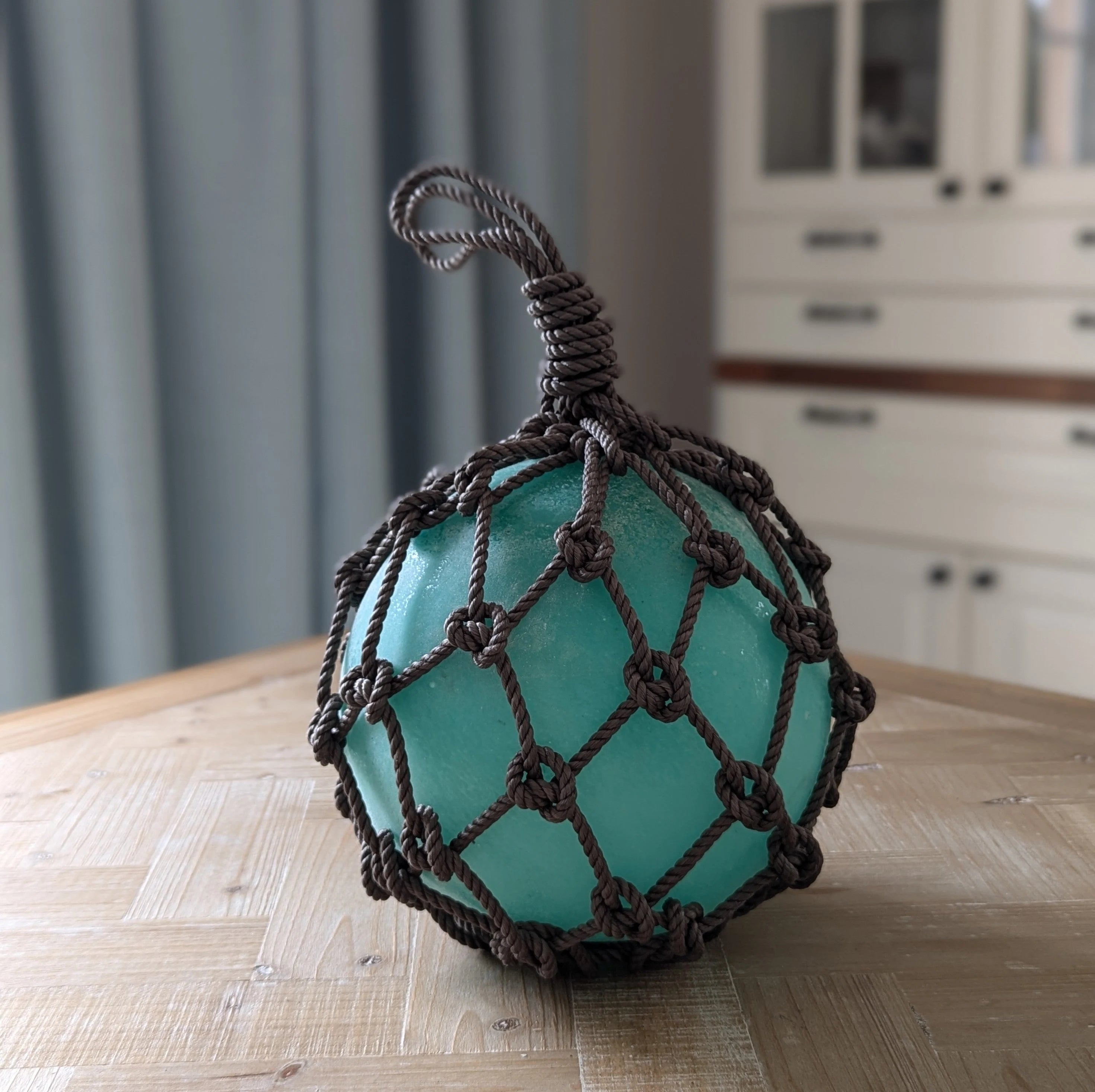 Fischerkugel Glas im Netz türkis