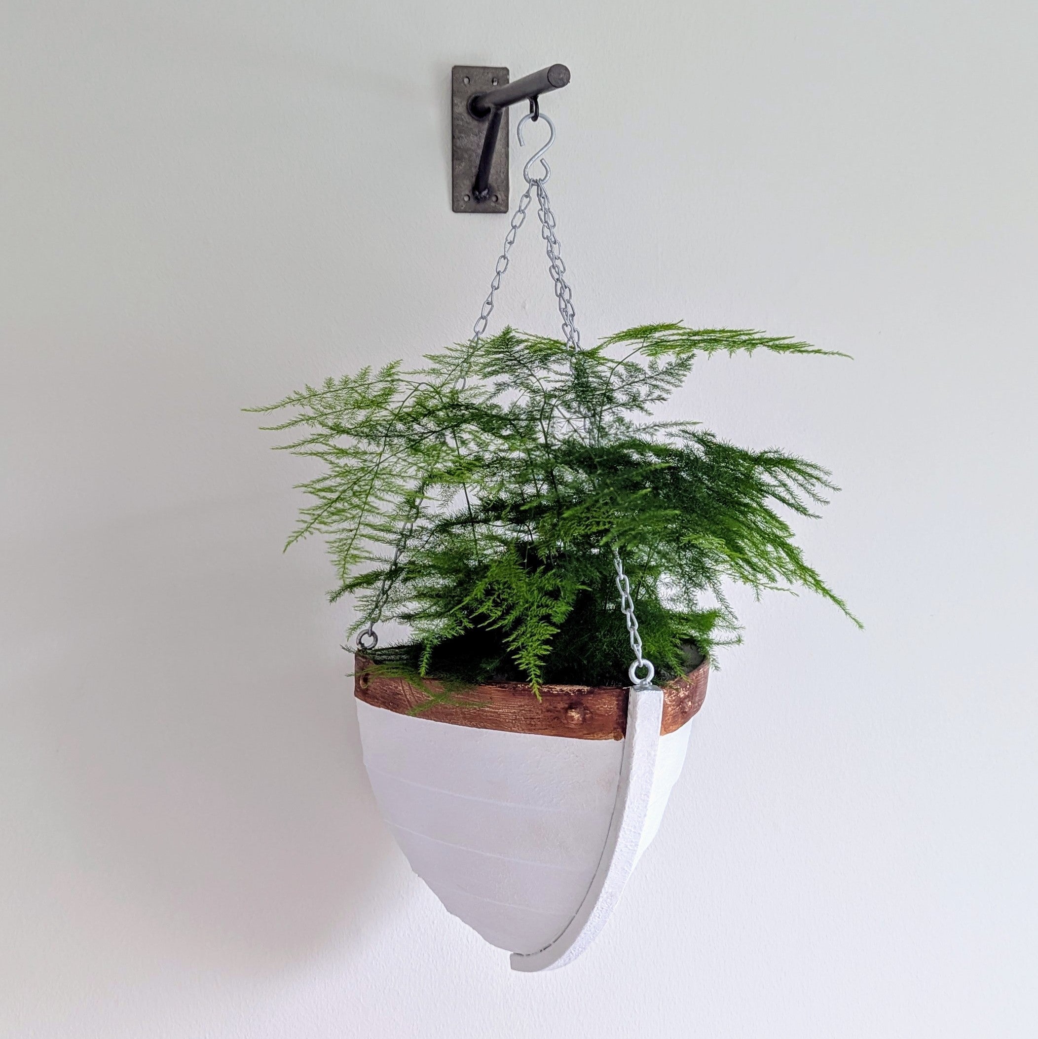 Hängender Übertopf Boot mit Wandhalterung