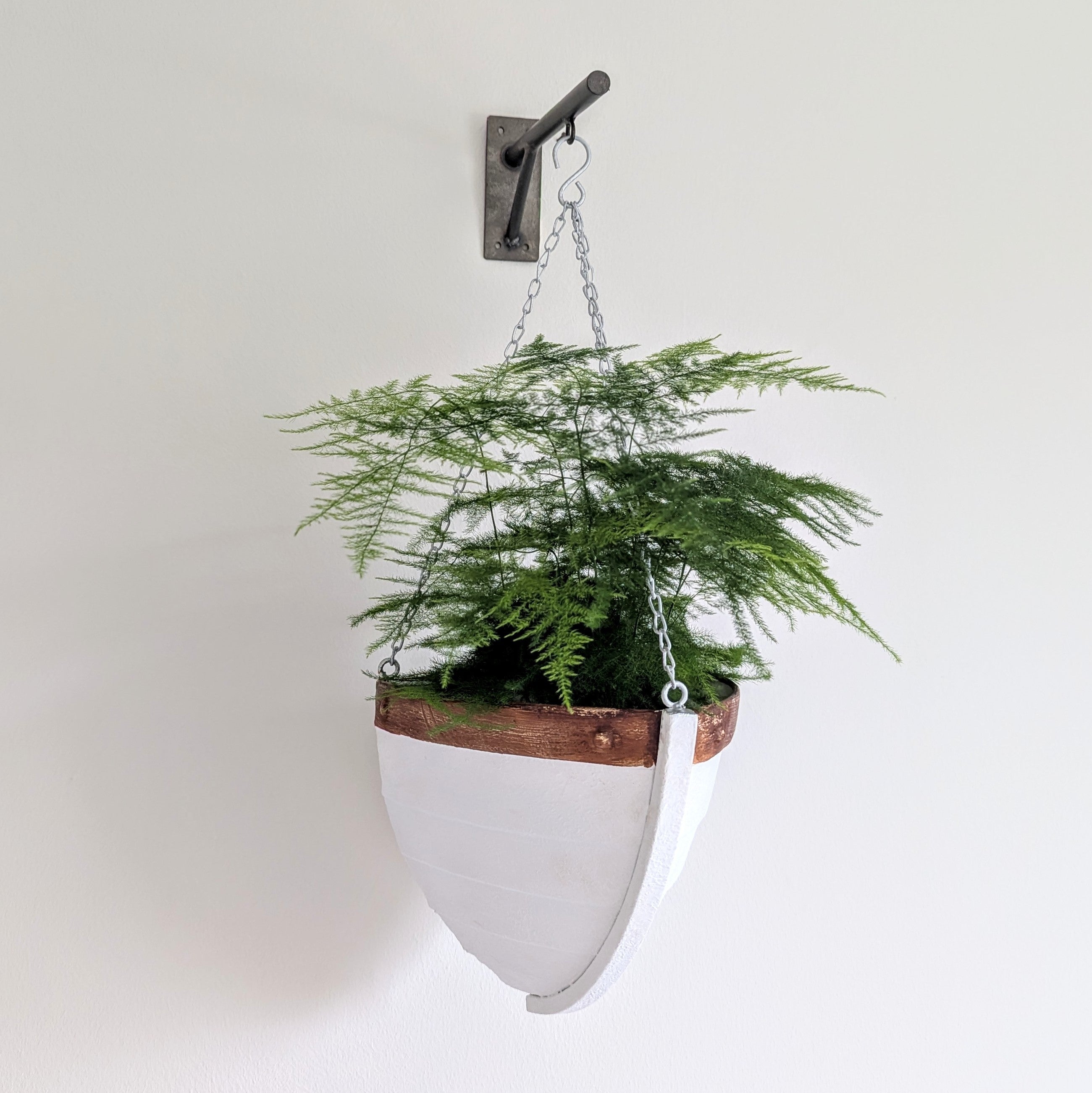 Hängender Übertopf Boot mit Wandhalterung