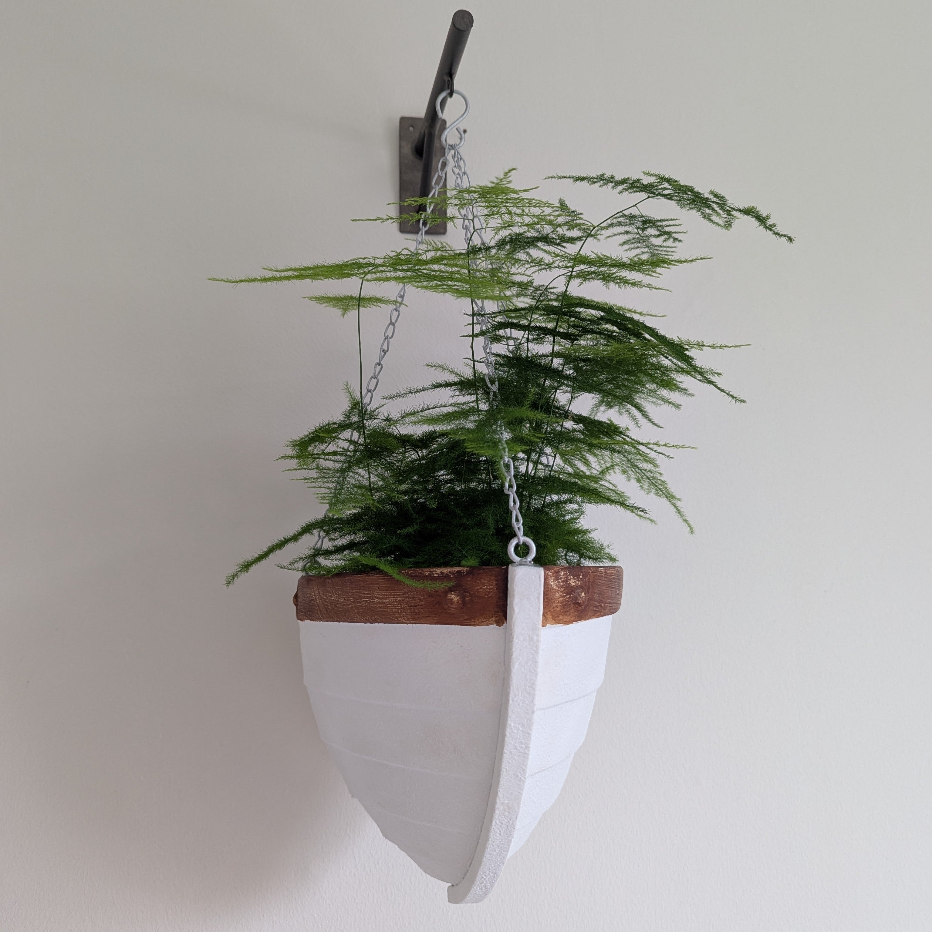 Hängender Übertopf Boot mit Wandhalterung