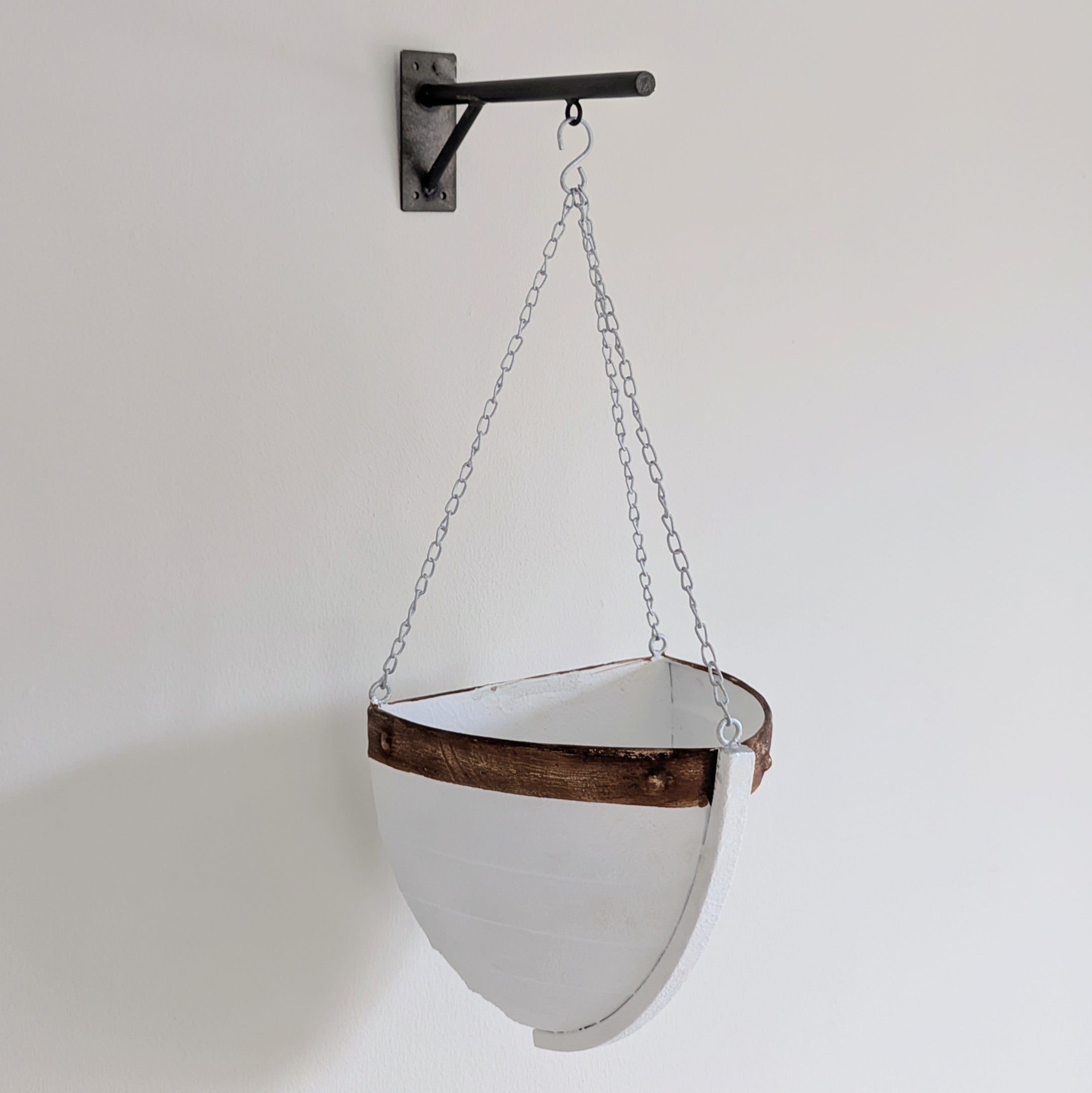 Hängender Übertopf Boot mit Wandhalterung