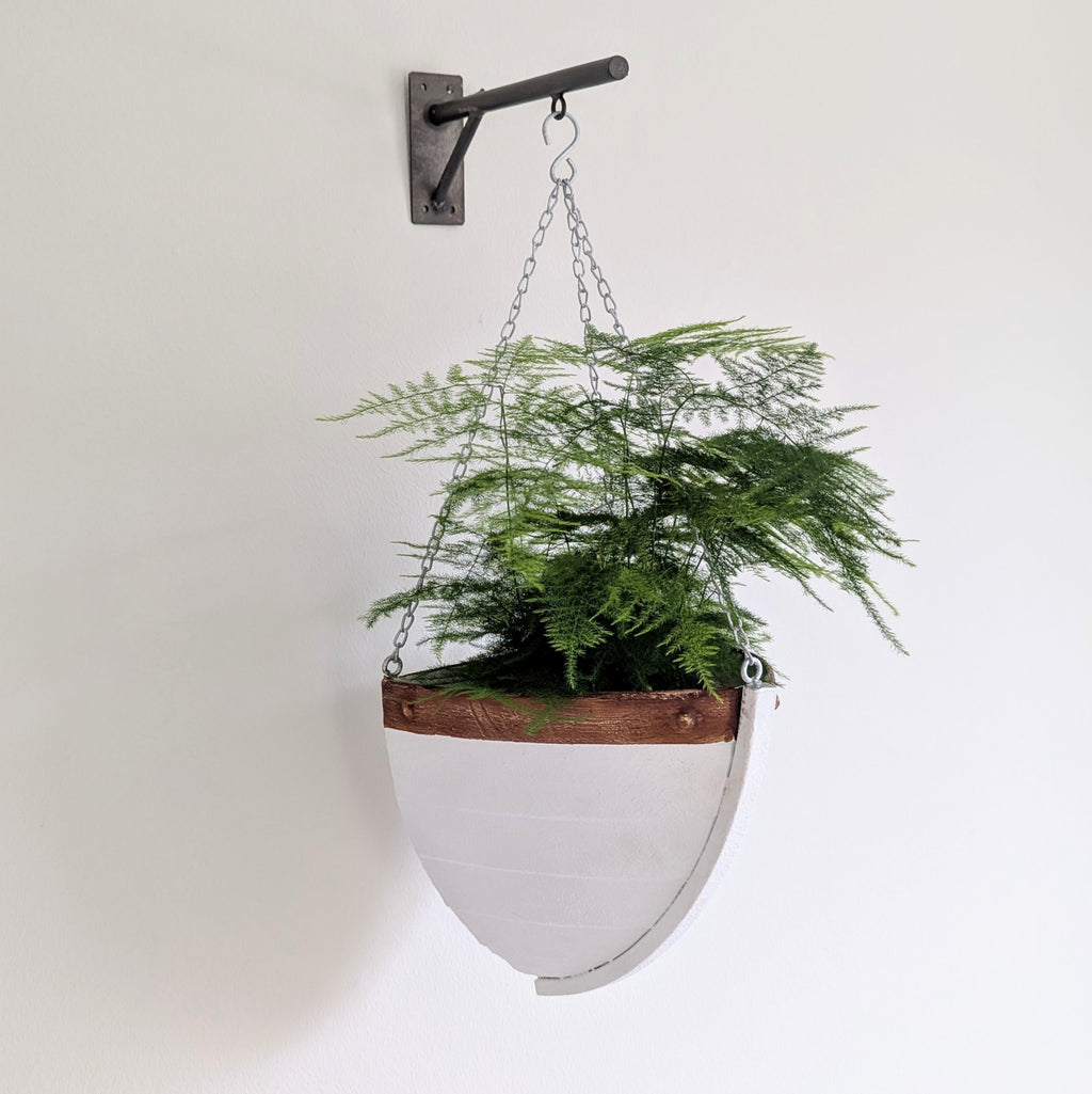 Hängender Übertopf Boot mit Wandhalterung