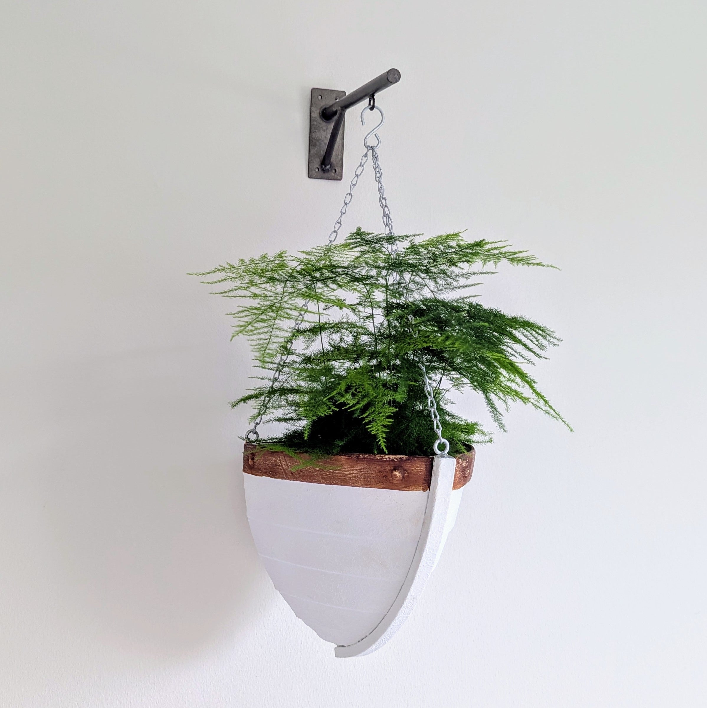 Hängender Übertopf Boot mit Wandhalterung