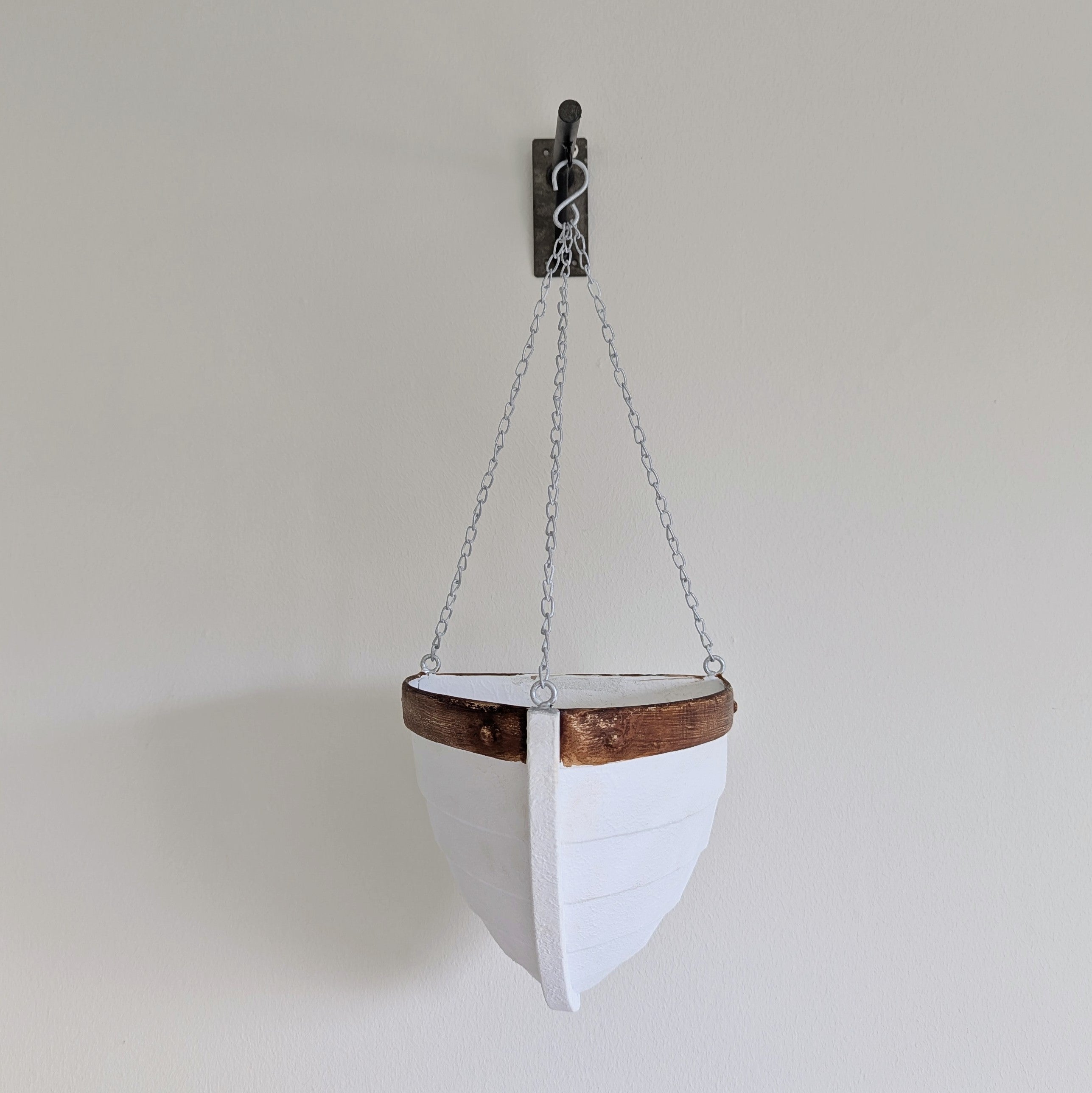 Hängender Übertopf Boot mit Wandhalterung