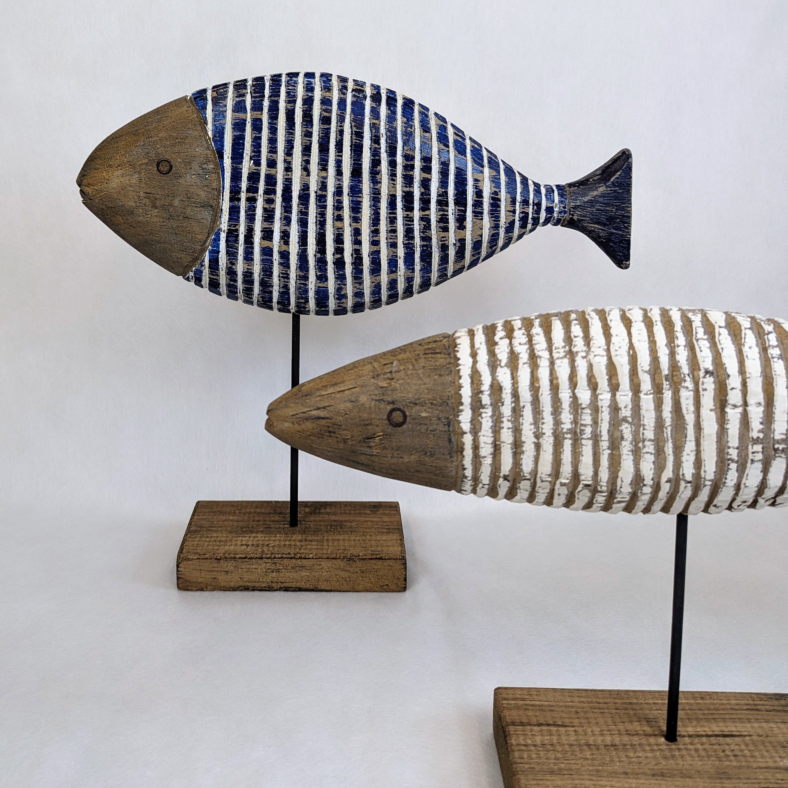 Holz Deko Fisch auf Fuß blau weis in zwei Varianten zur Auswahl