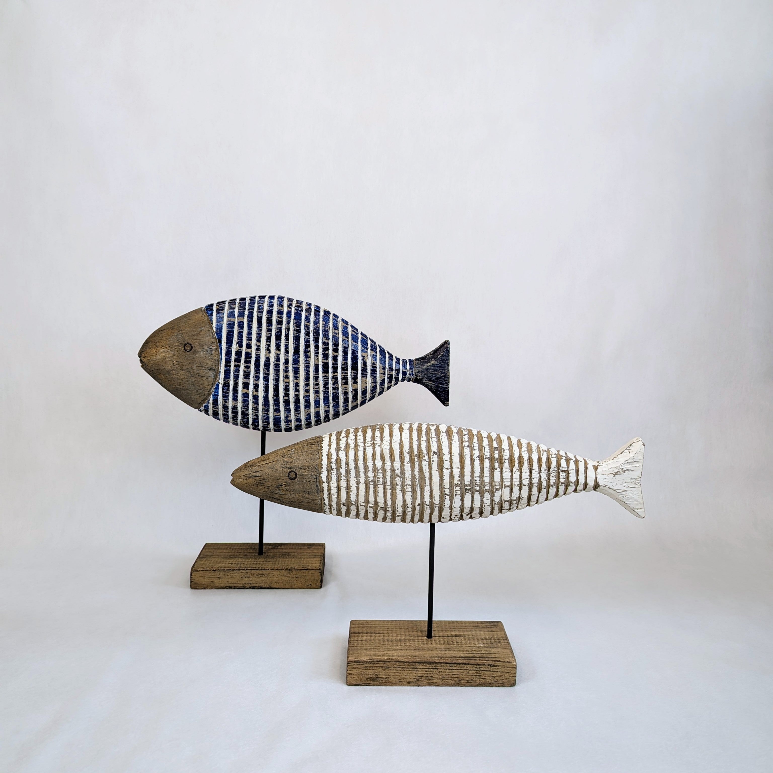 Holz Deko Fisch auf Fuß blau weis in zwei Varianten zur Auswahl