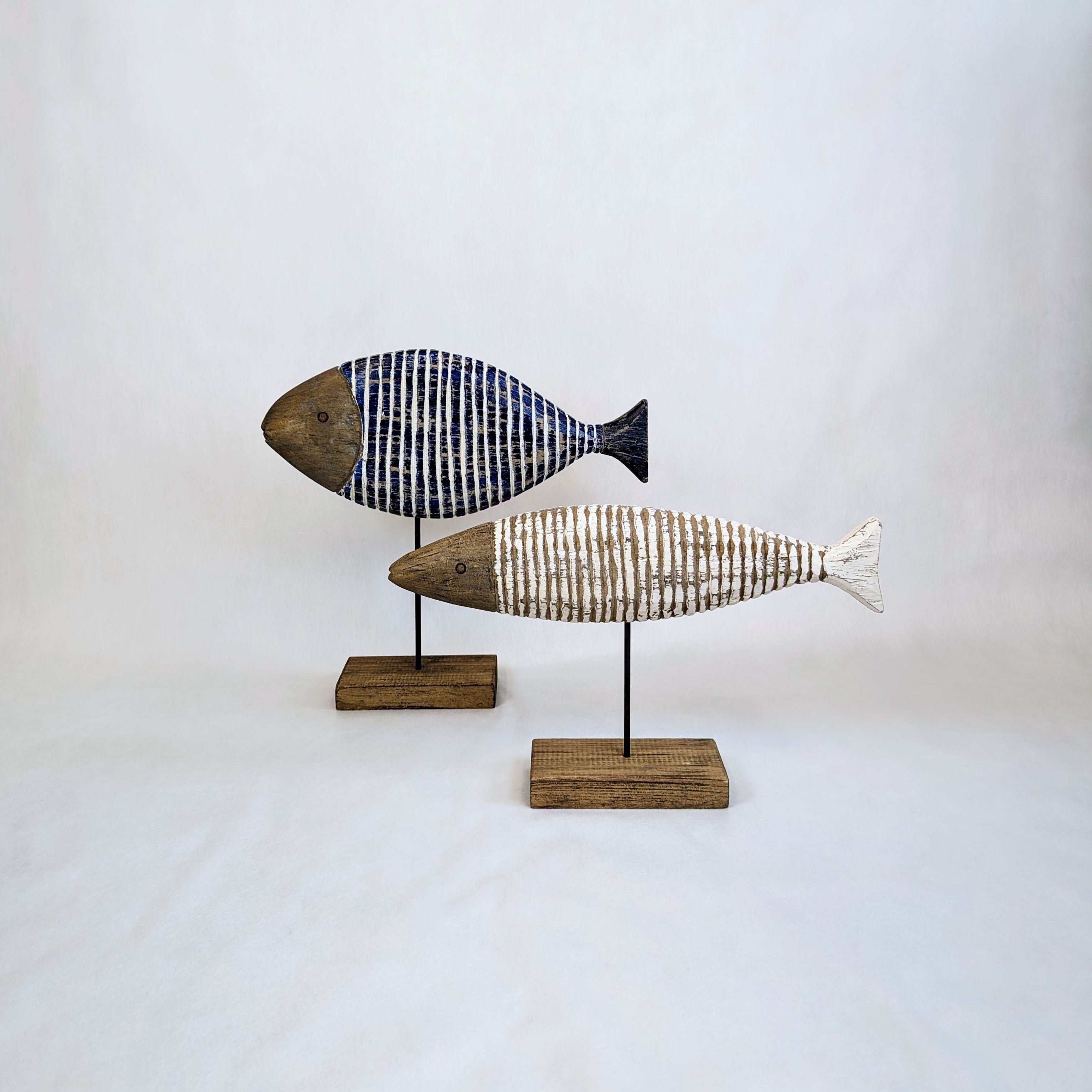 Holz Deko Fisch auf Fuß blau weis in zwei Varianten zur Auswahl