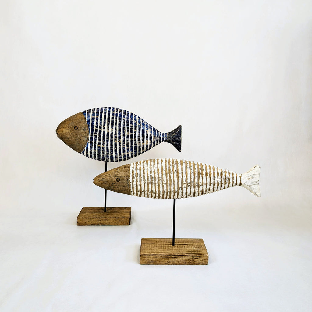 Holz Deko Fisch auf Fuß blau weis in zwei Varianten zur Auswahl
