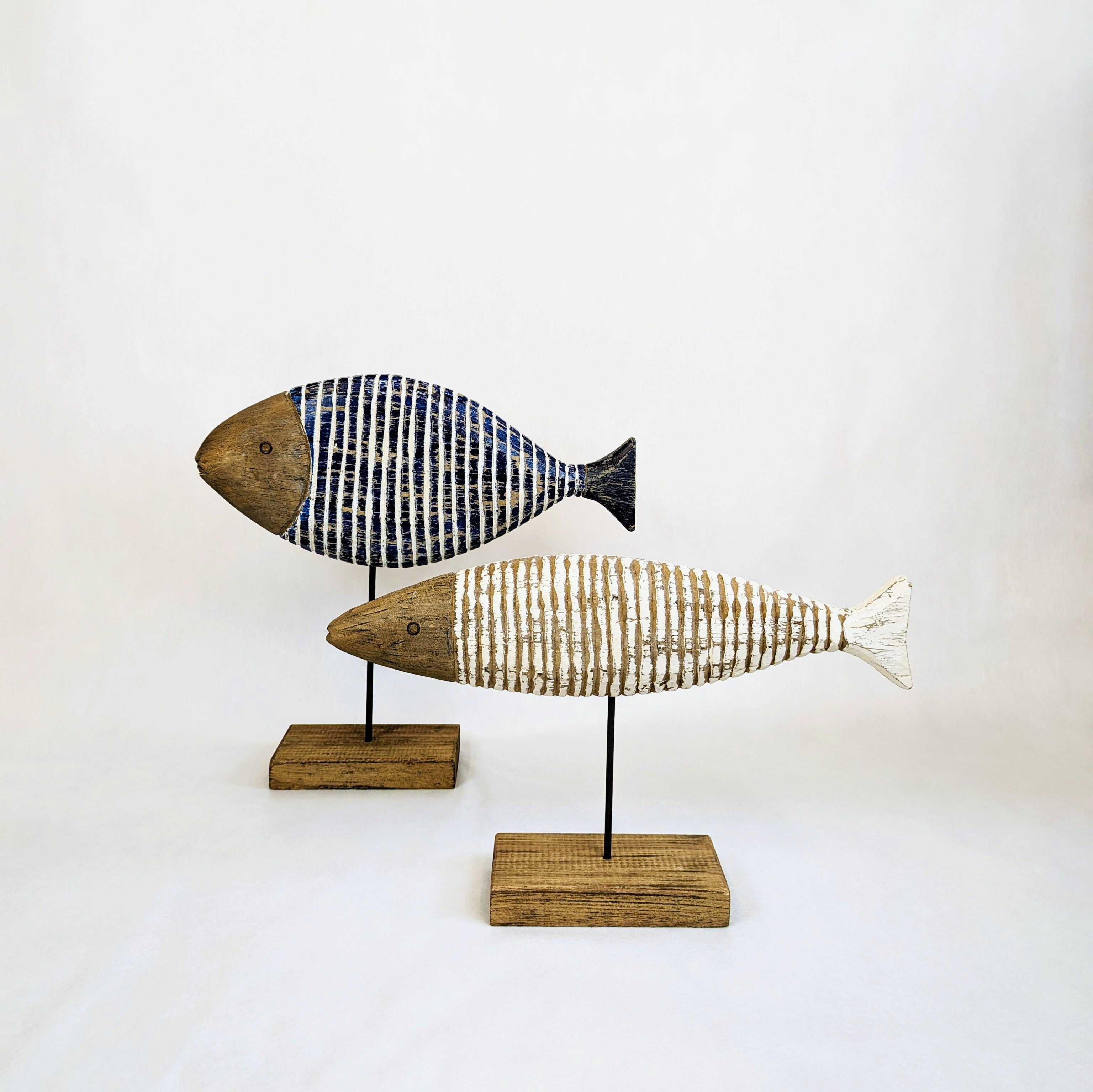 Holz Deko Fisch auf Fuß blau weis in zwei Varianten zur Auswahl