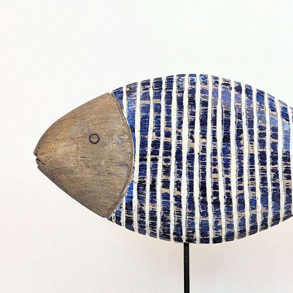 Holz Deko Fisch auf Fuß blau weis in zwei Varianten zur Auswahl