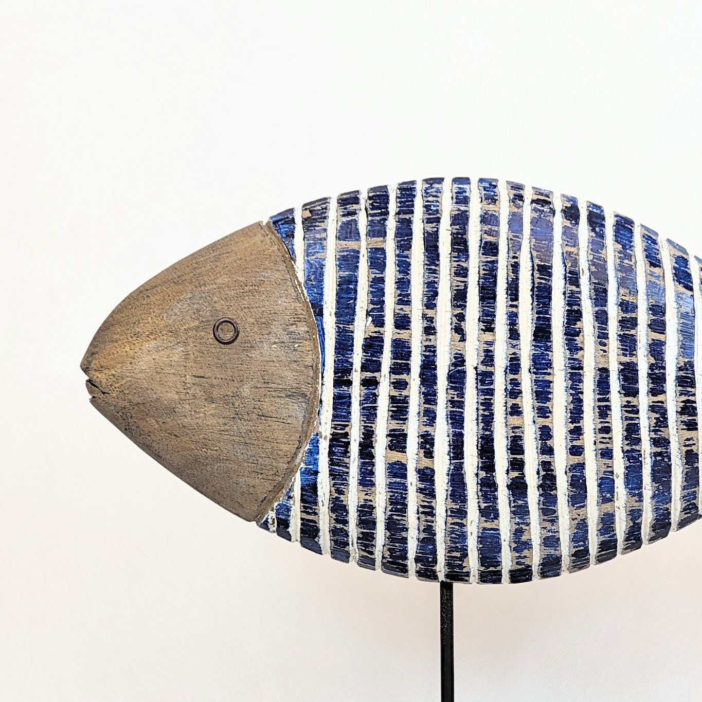 Holz Deko Fisch auf Fuß blau weis in zwei Varianten zur Auswahl