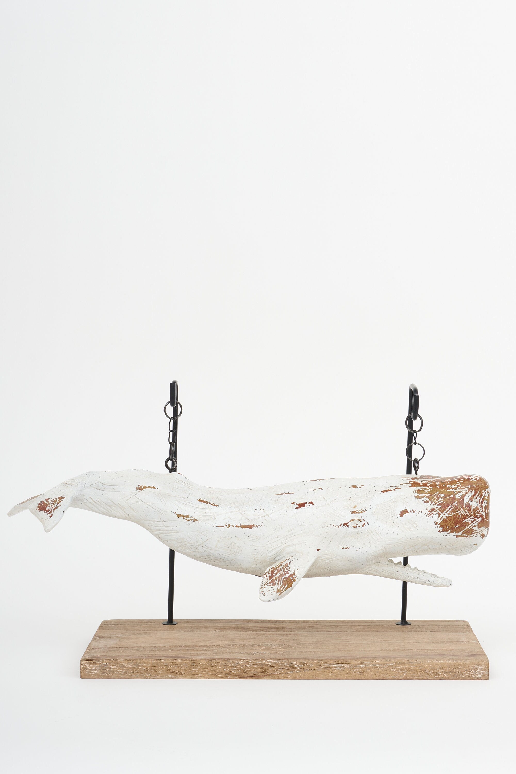 Skulptur Pottwal hängend auf Sockel