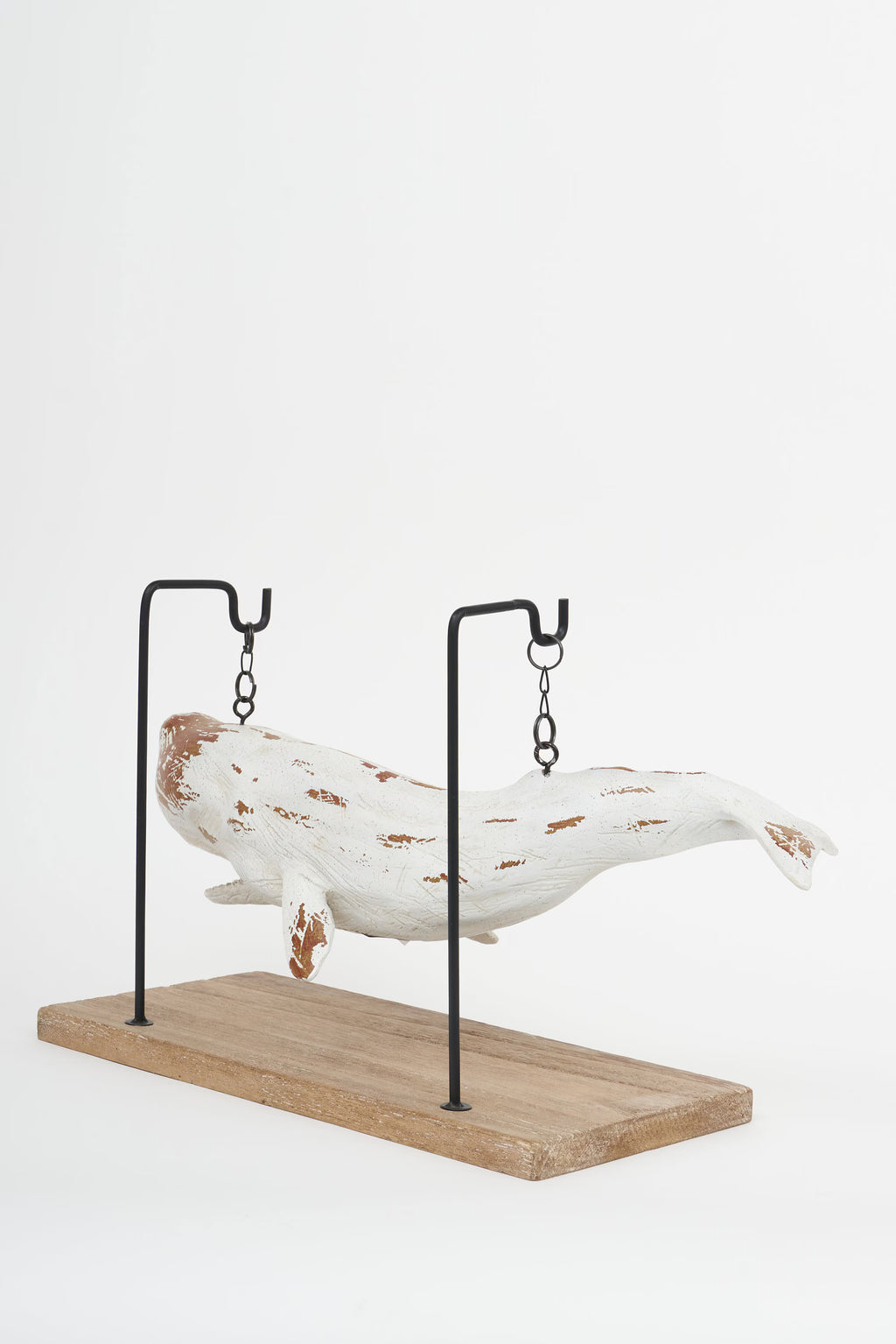 Skulptur Pottwal hängend auf Sockel