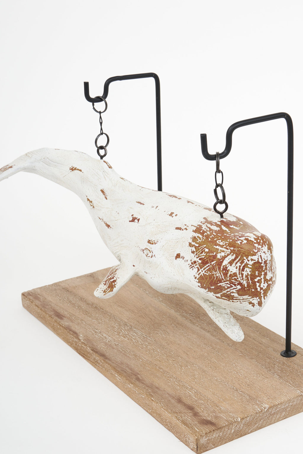 Skulptur Pottwal hängend auf Sockel