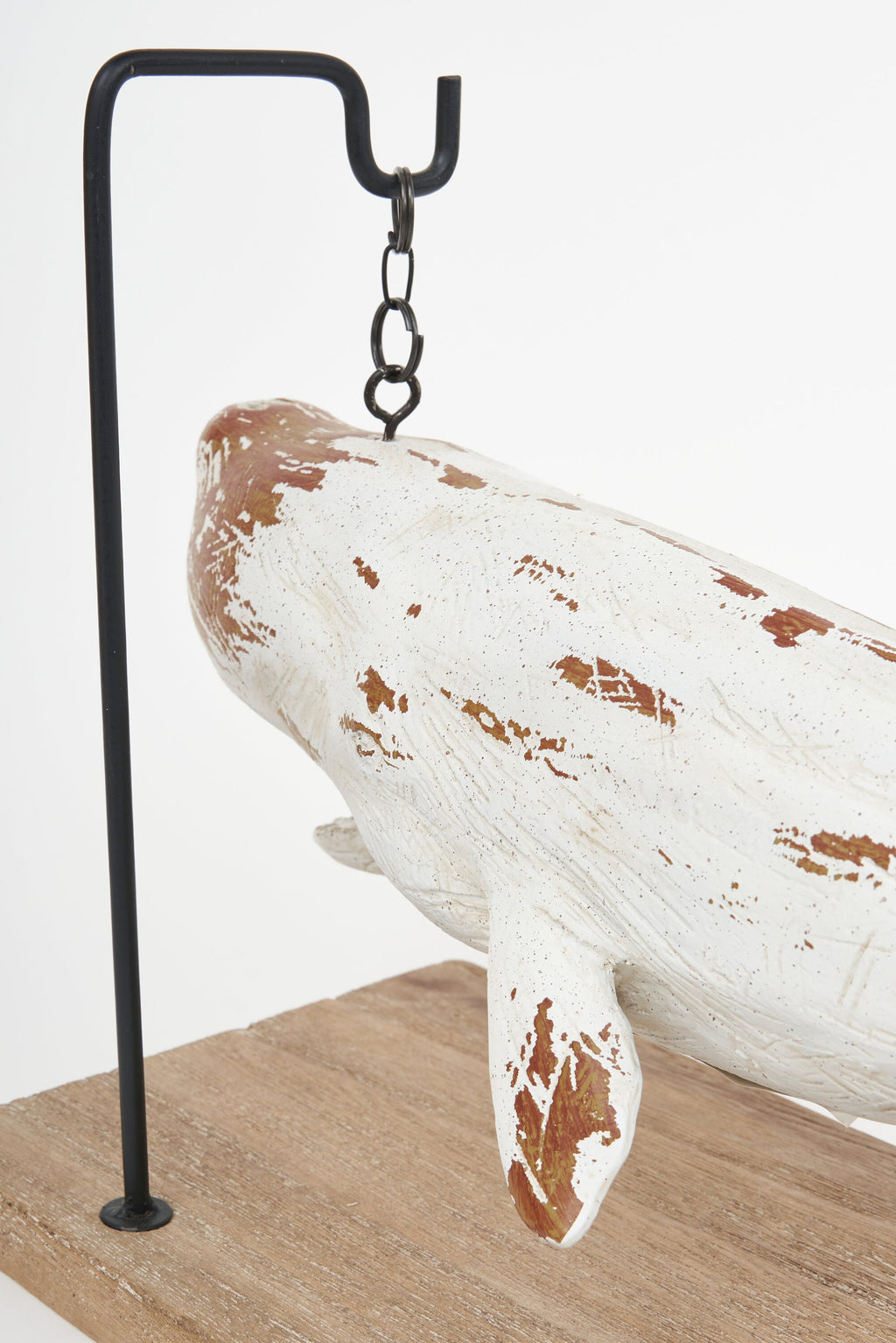 Skulptur Pottwal hängend auf Sockel