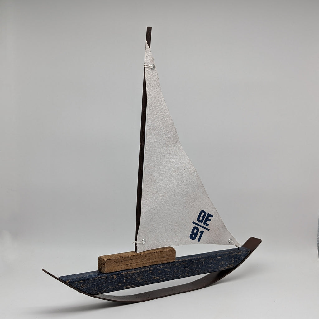 Segelboot aus Holz und Metall in zwei Größen zur Wahl