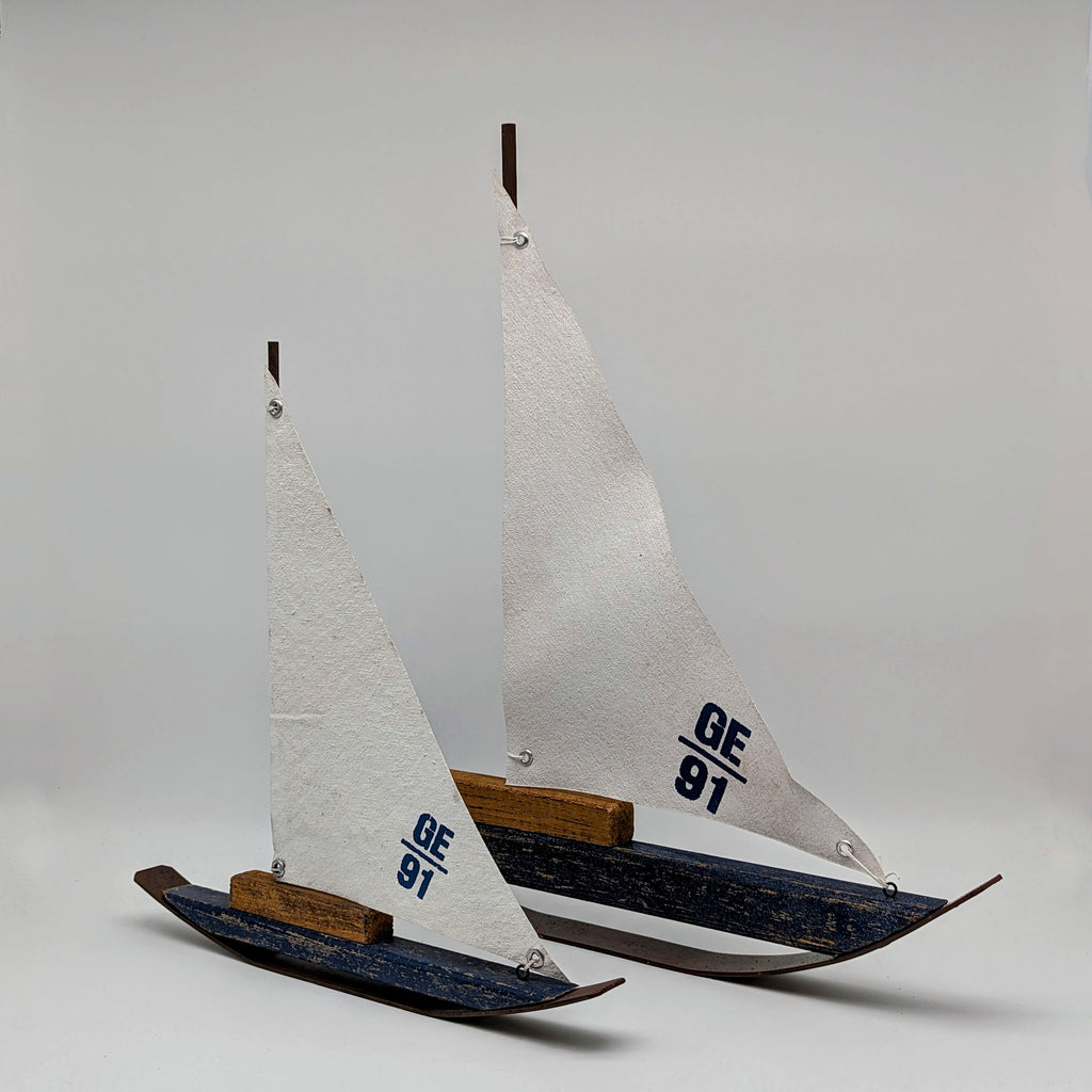 Segelboot aus Holz und Metall in zwei Größen zur Wahl