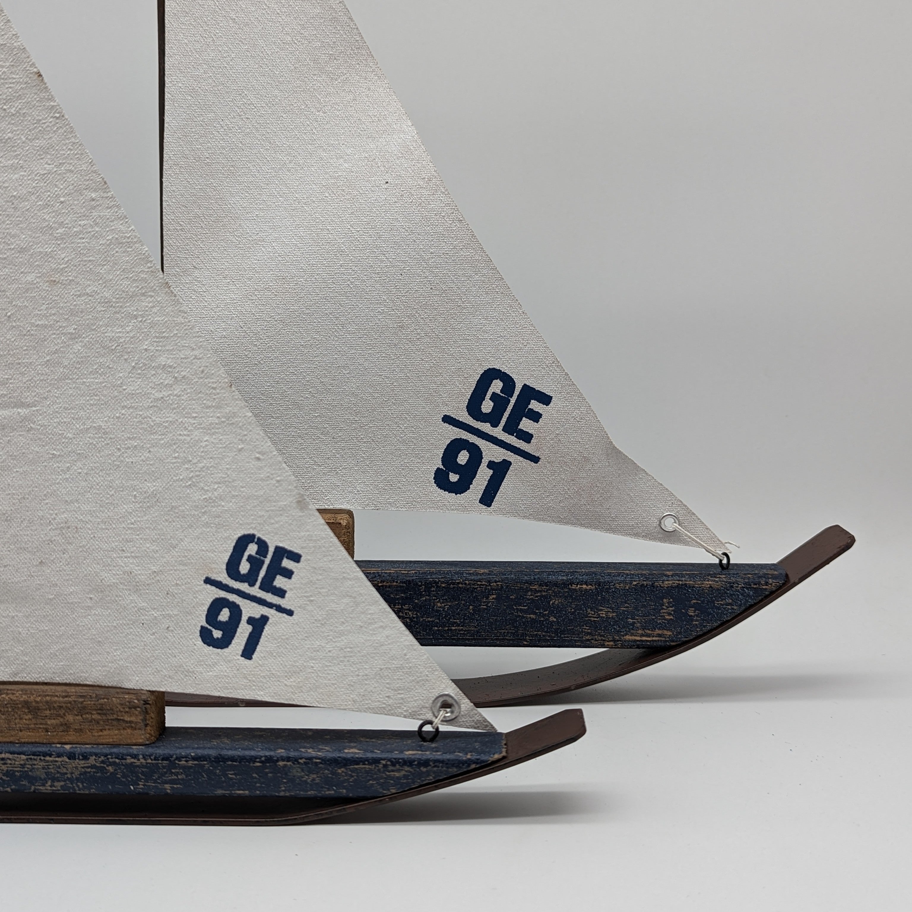 Segelboot aus Holz und Metall in zwei Größen zur Wahl