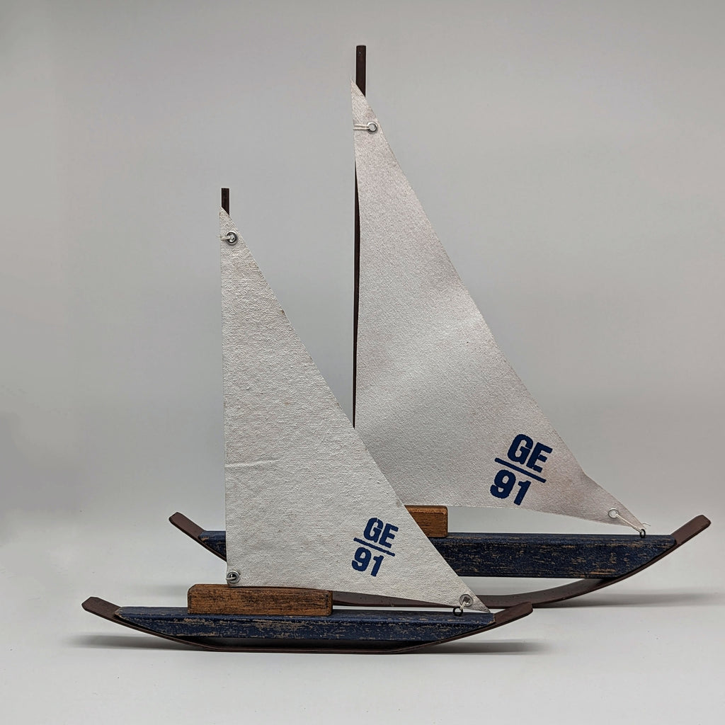 Segelboot aus Holz und Metall in zwei Größen zur Wahl