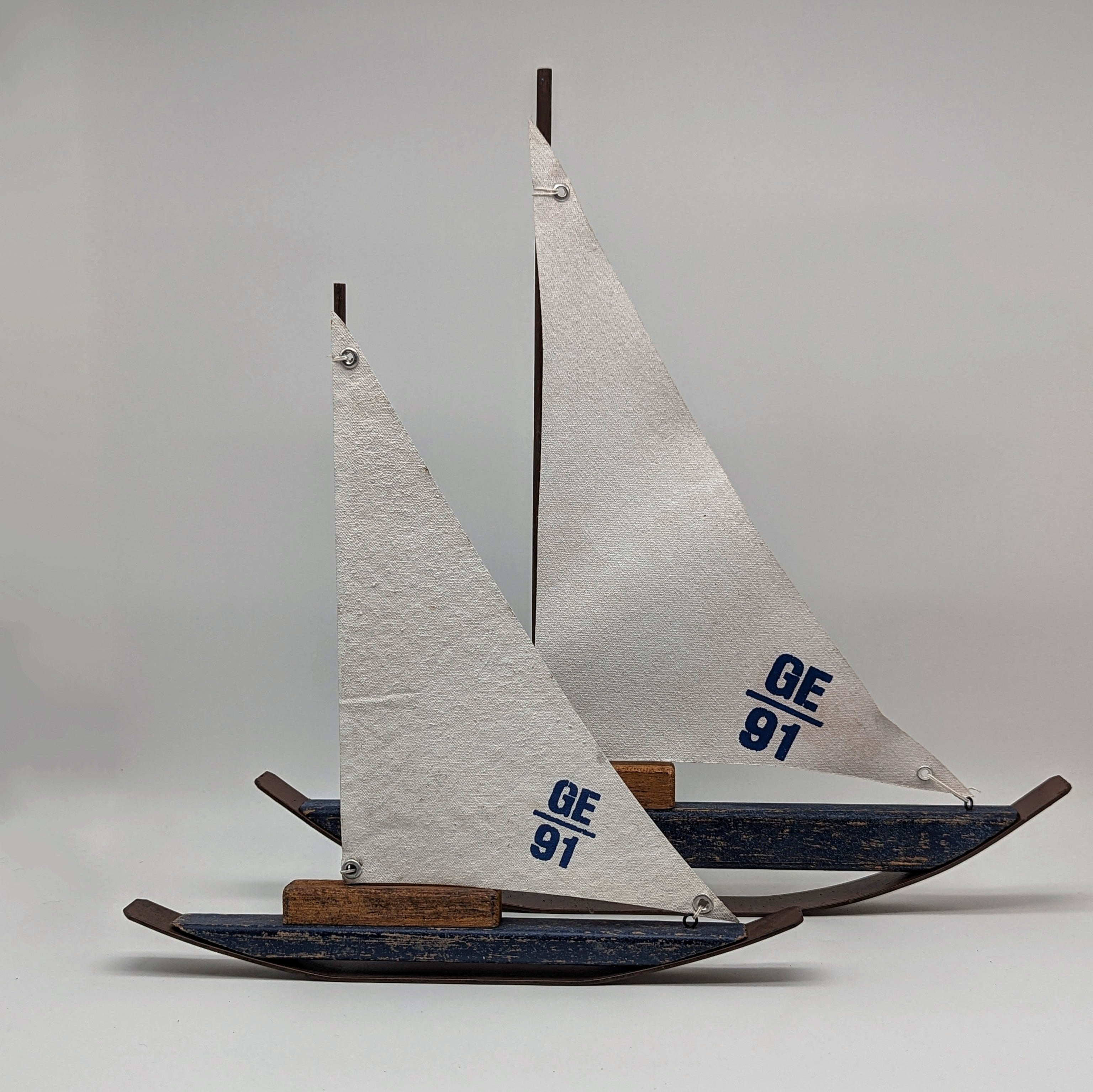 Segelboot aus Holz und Metall in zwei Größen zur Wahl