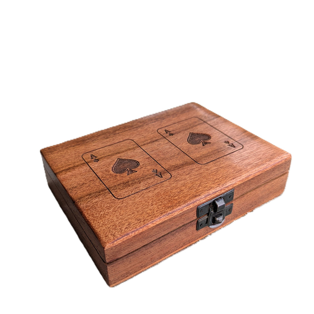 Spielkarten in Holzbox