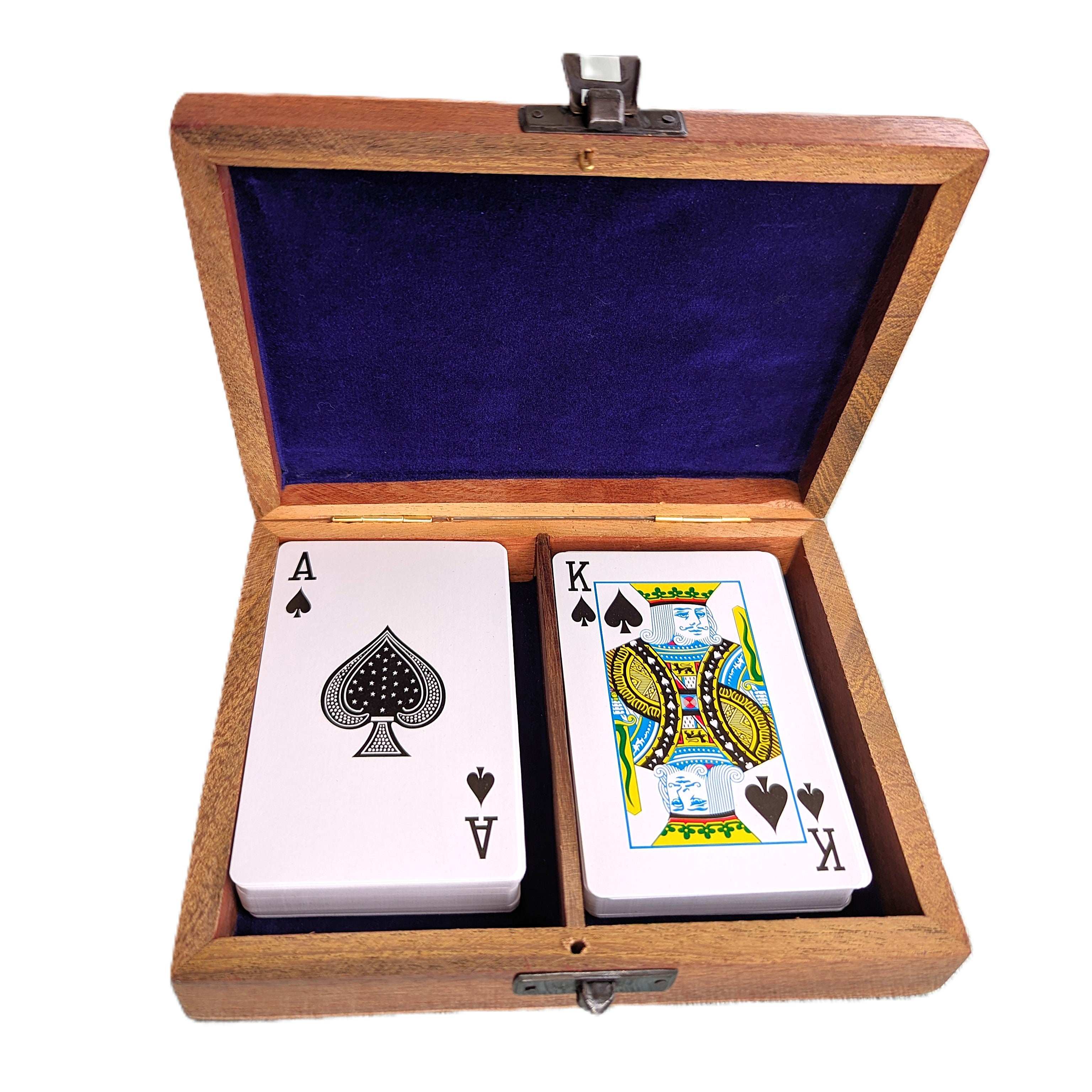 Spielkarten in Holzbox