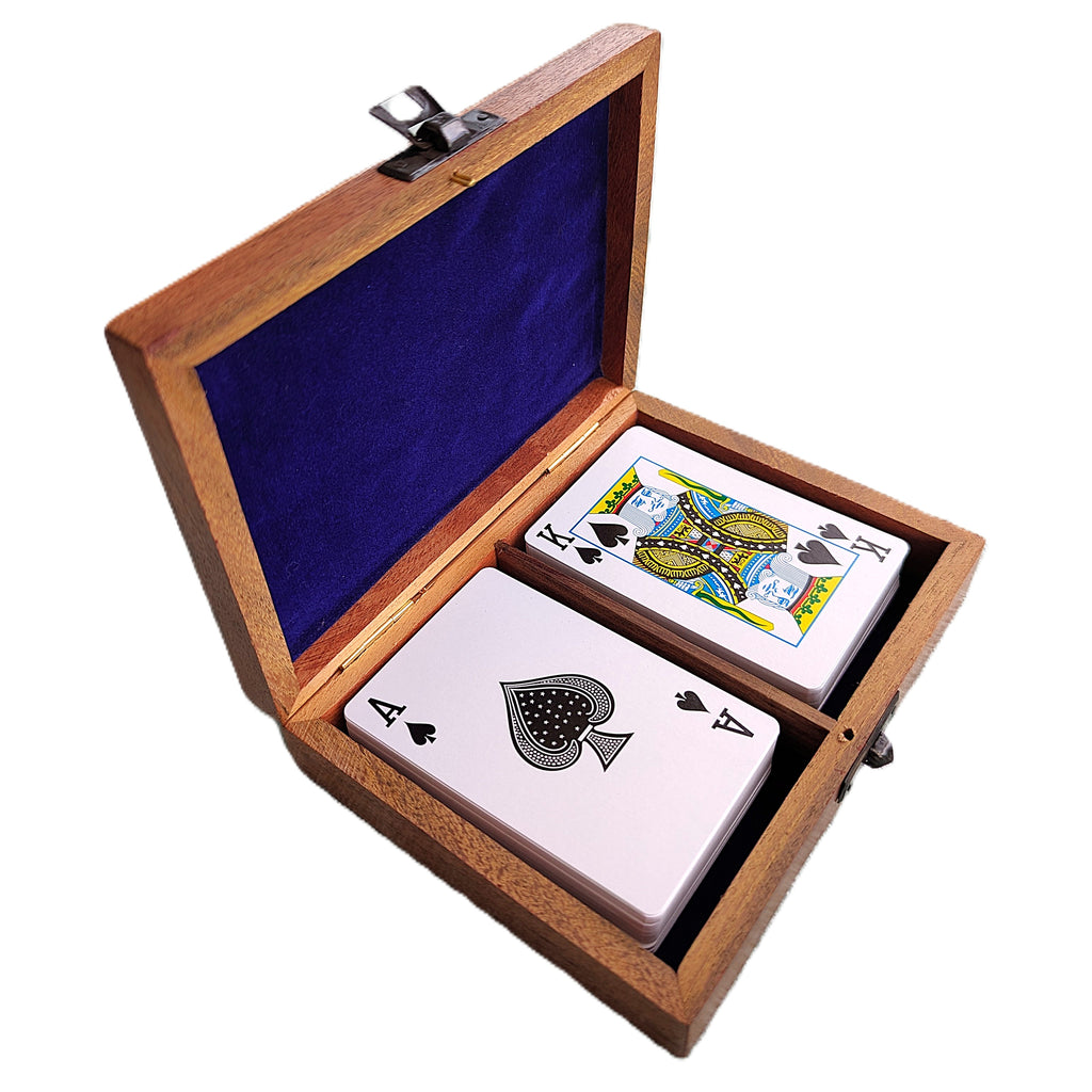 Spielkarten in Holzbox