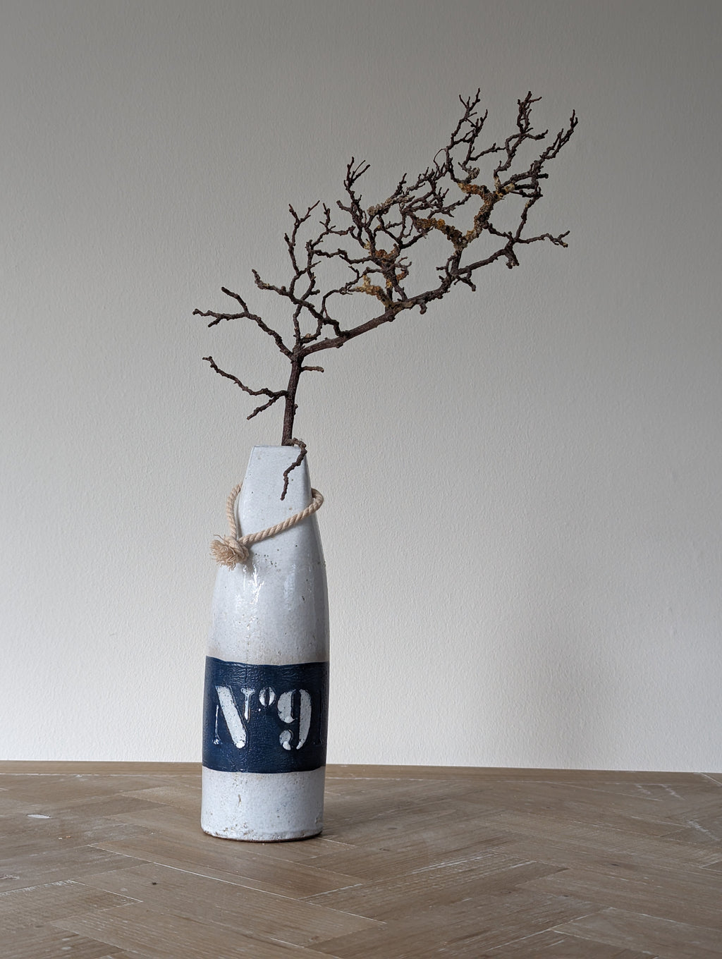 Vase maritim aus Keramik weis blau