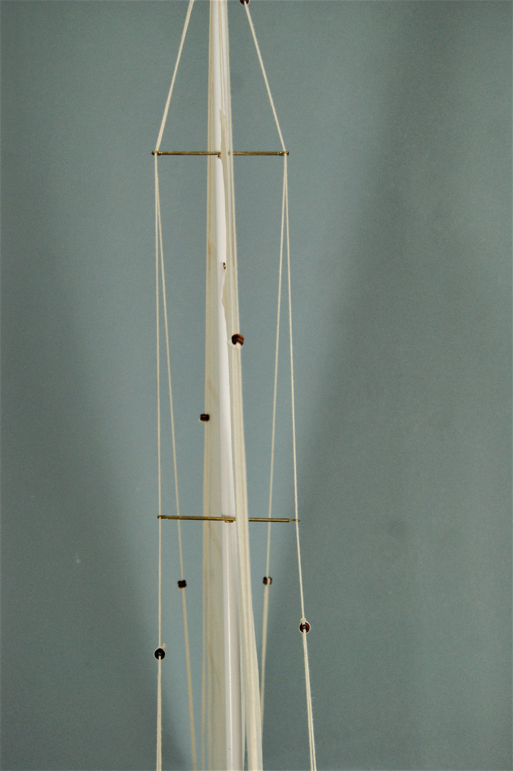 Große Segelyacht rot braun blau