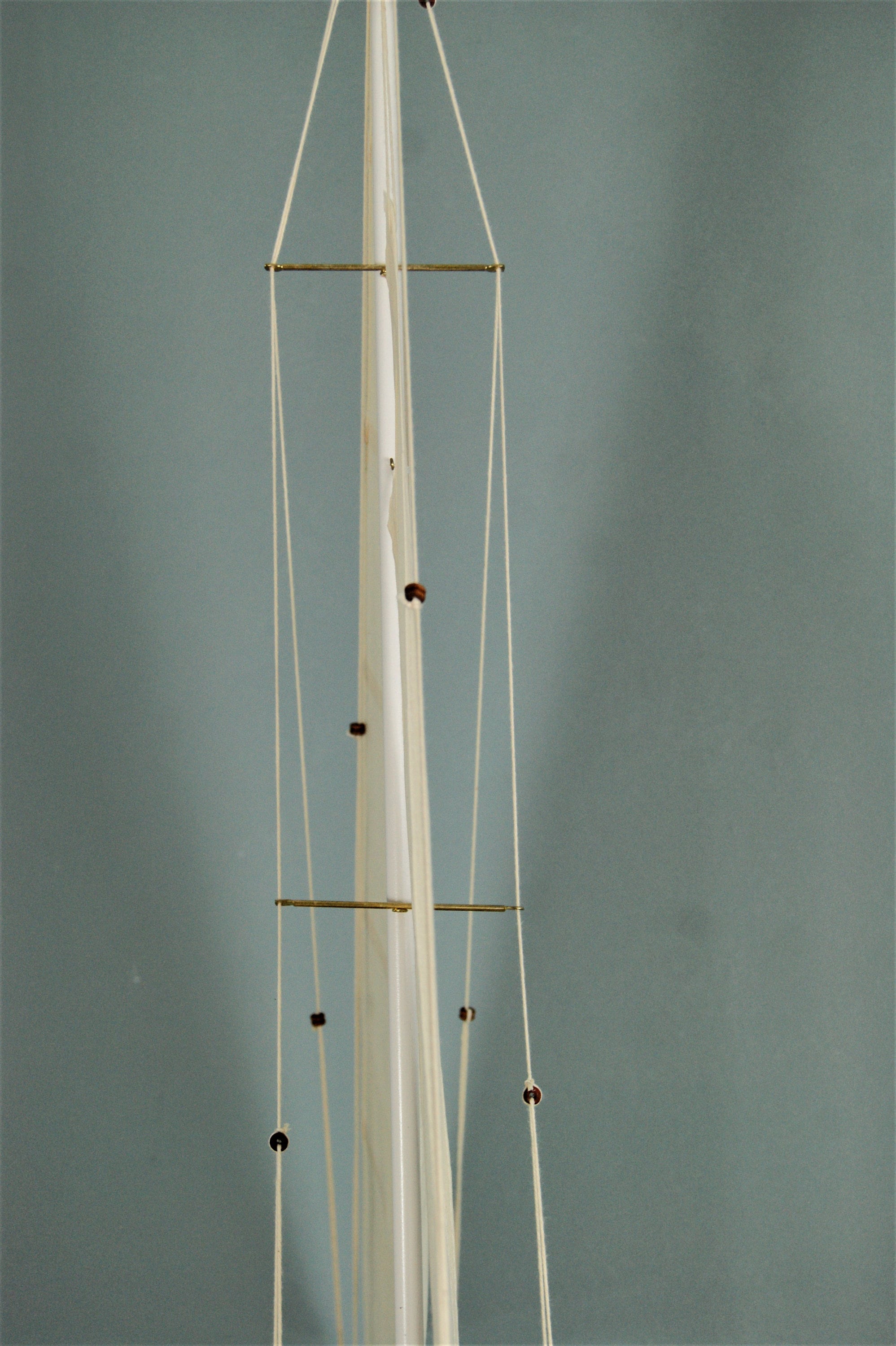 Große Segelyacht rot braun blau