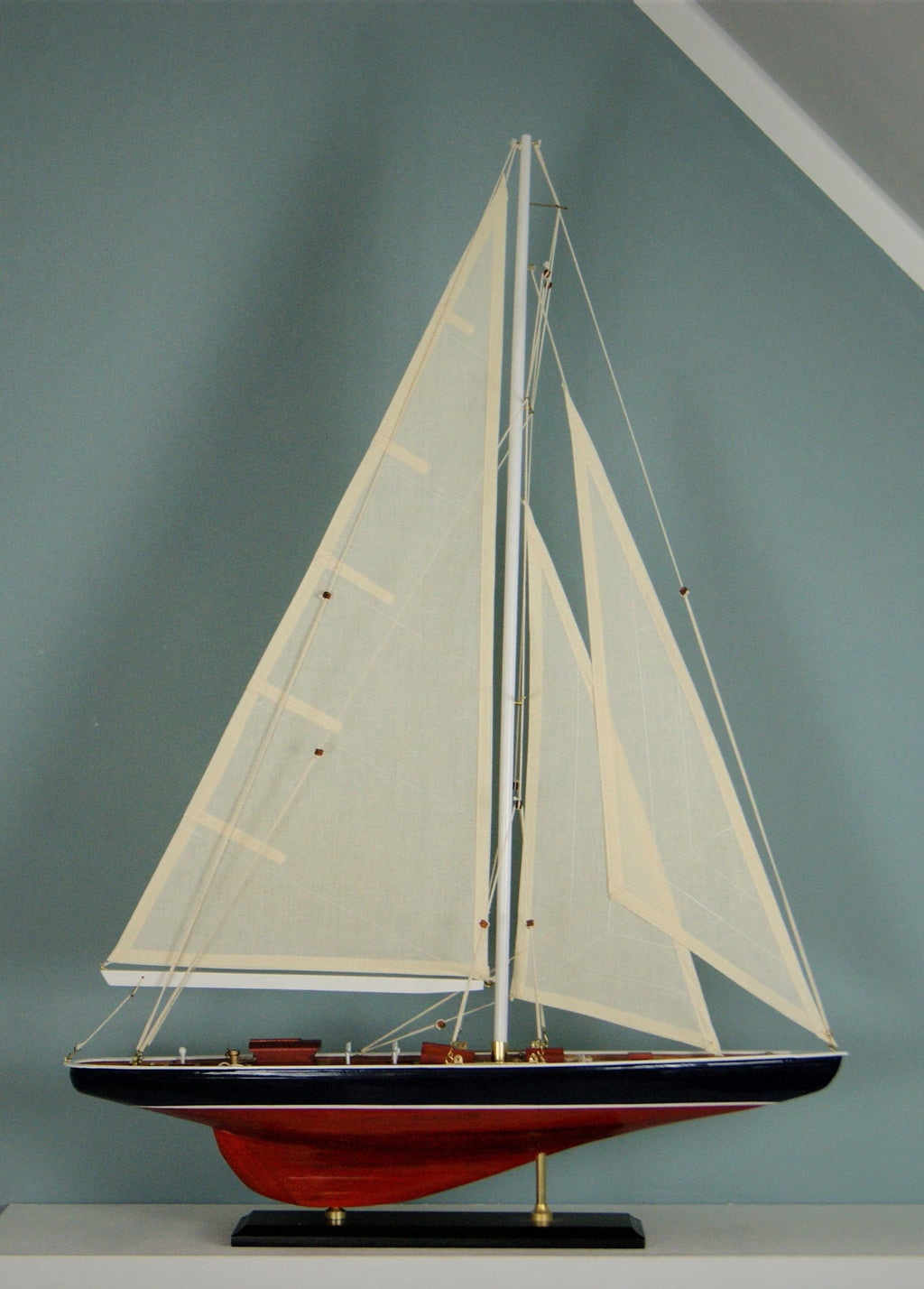 Große Segelyacht rot braun blau