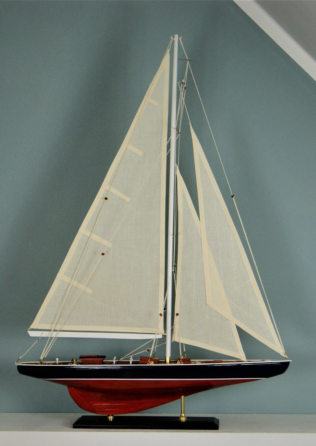 Große Segelyacht rot braun blau