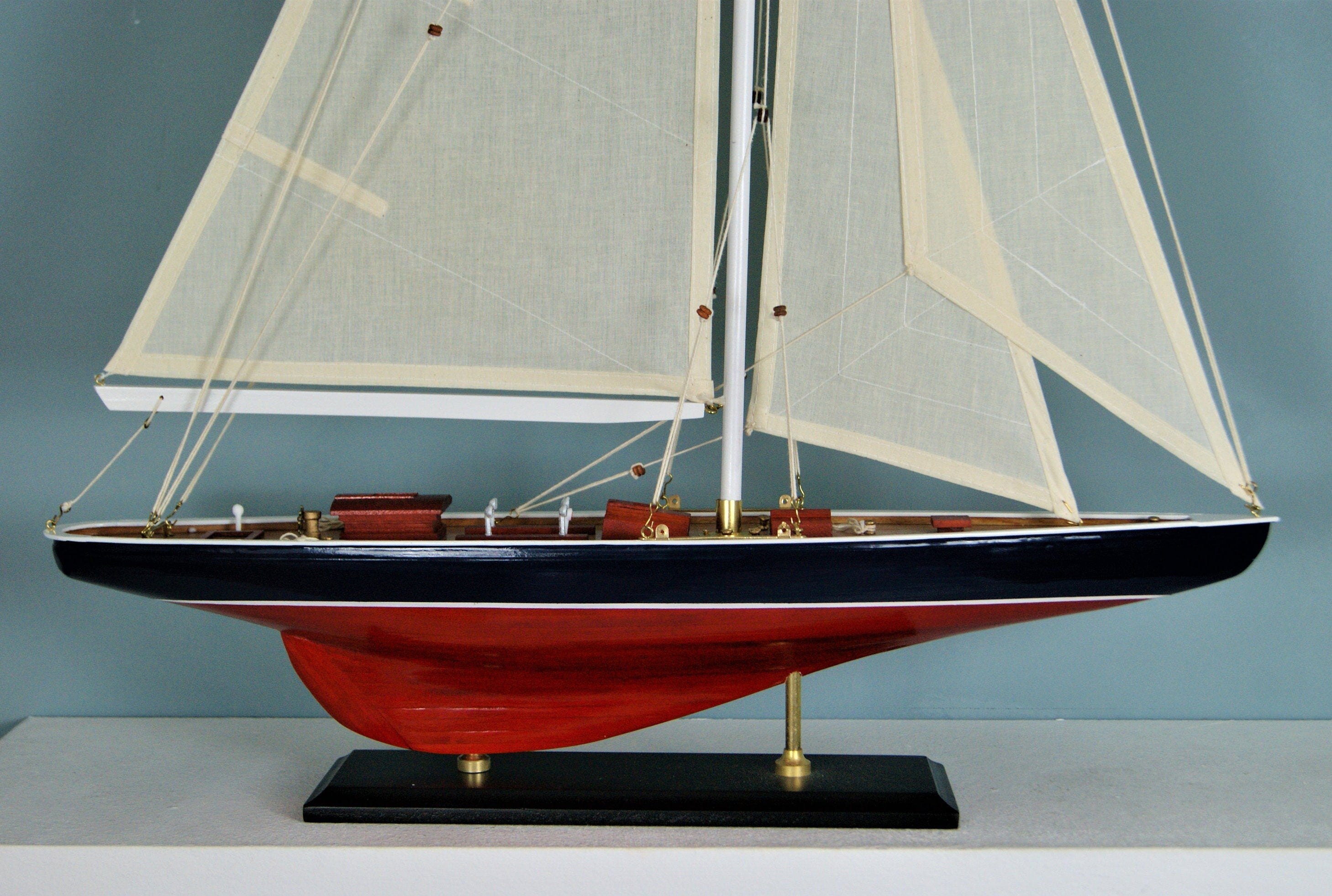 Große Segelyacht rot braun blau