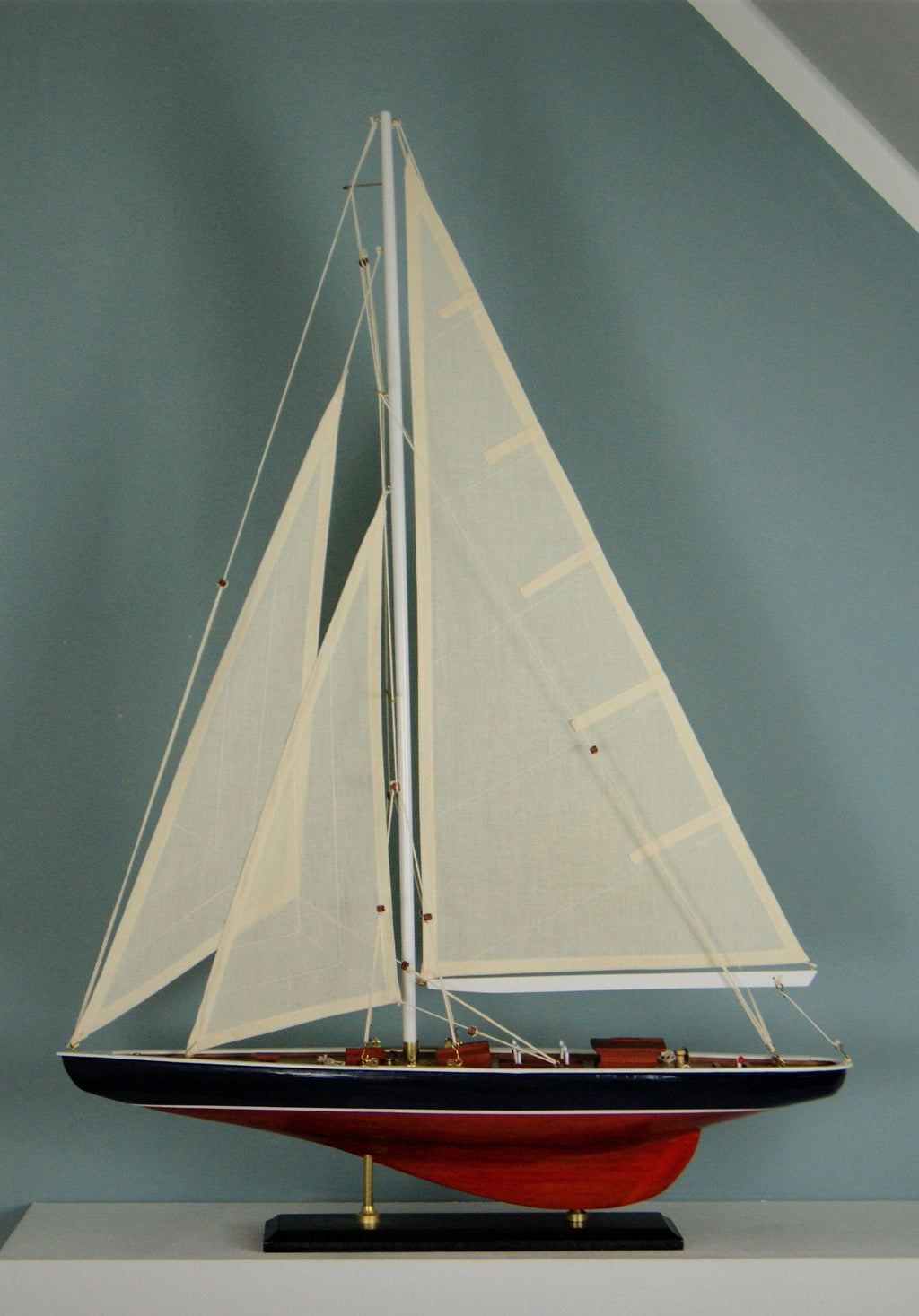 Große Segelyacht rot braun blau