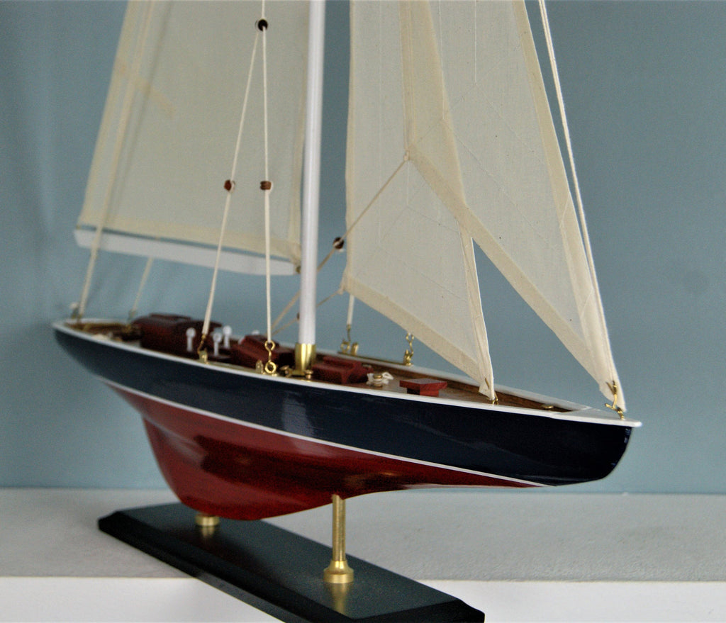 Große Segelyacht rot braun blau