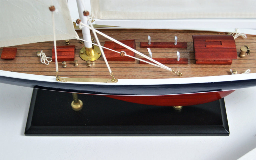 Große Segelyacht rot braun blau