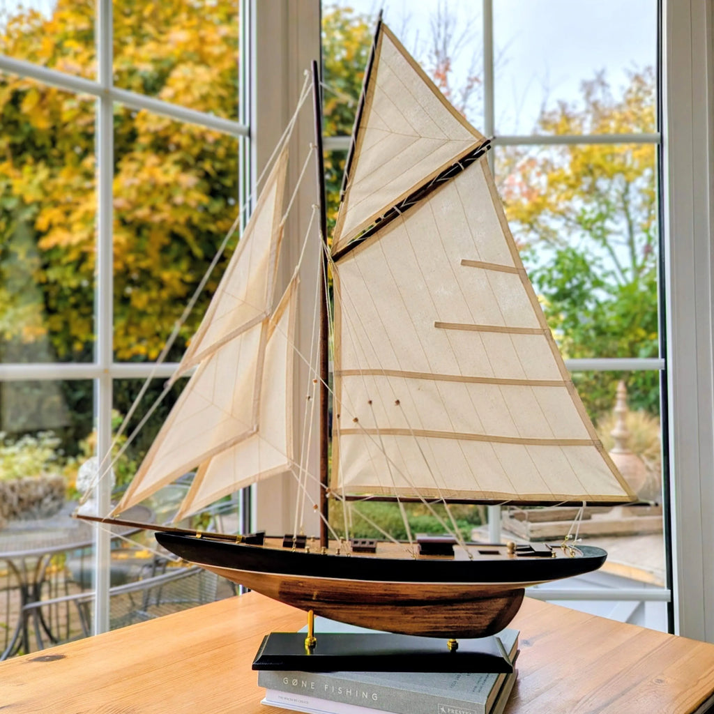 Große Segelyacht Modellschiff Braun Blau