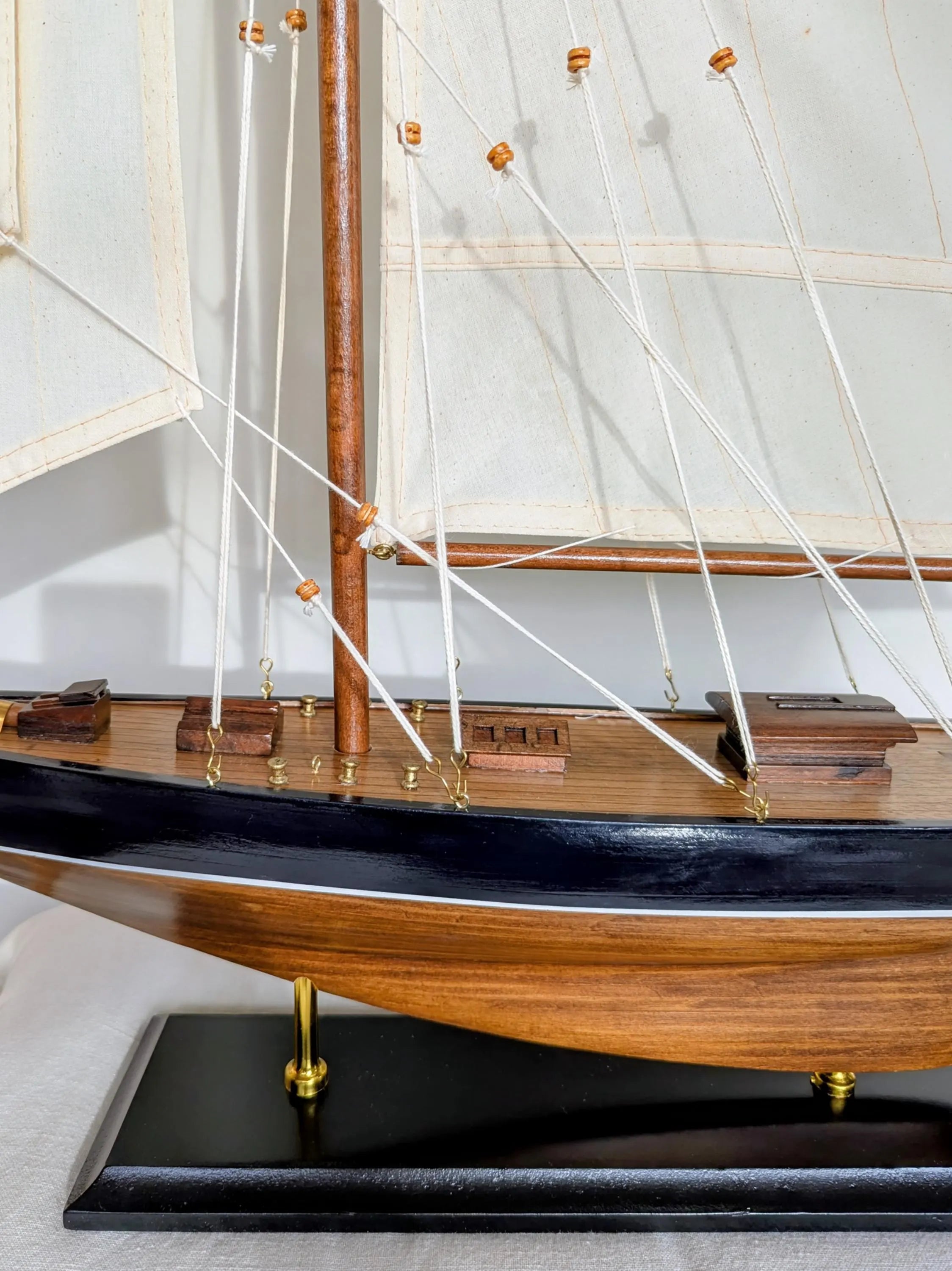 Große Segelyacht Modellschiff Braun Blau