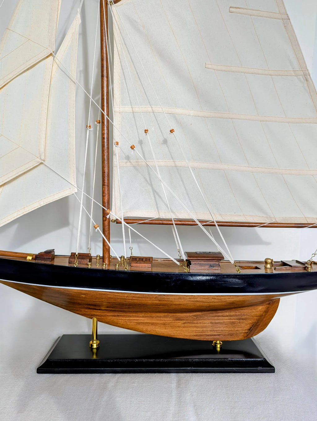 Große Segelyacht Modellschiff Braun Blau