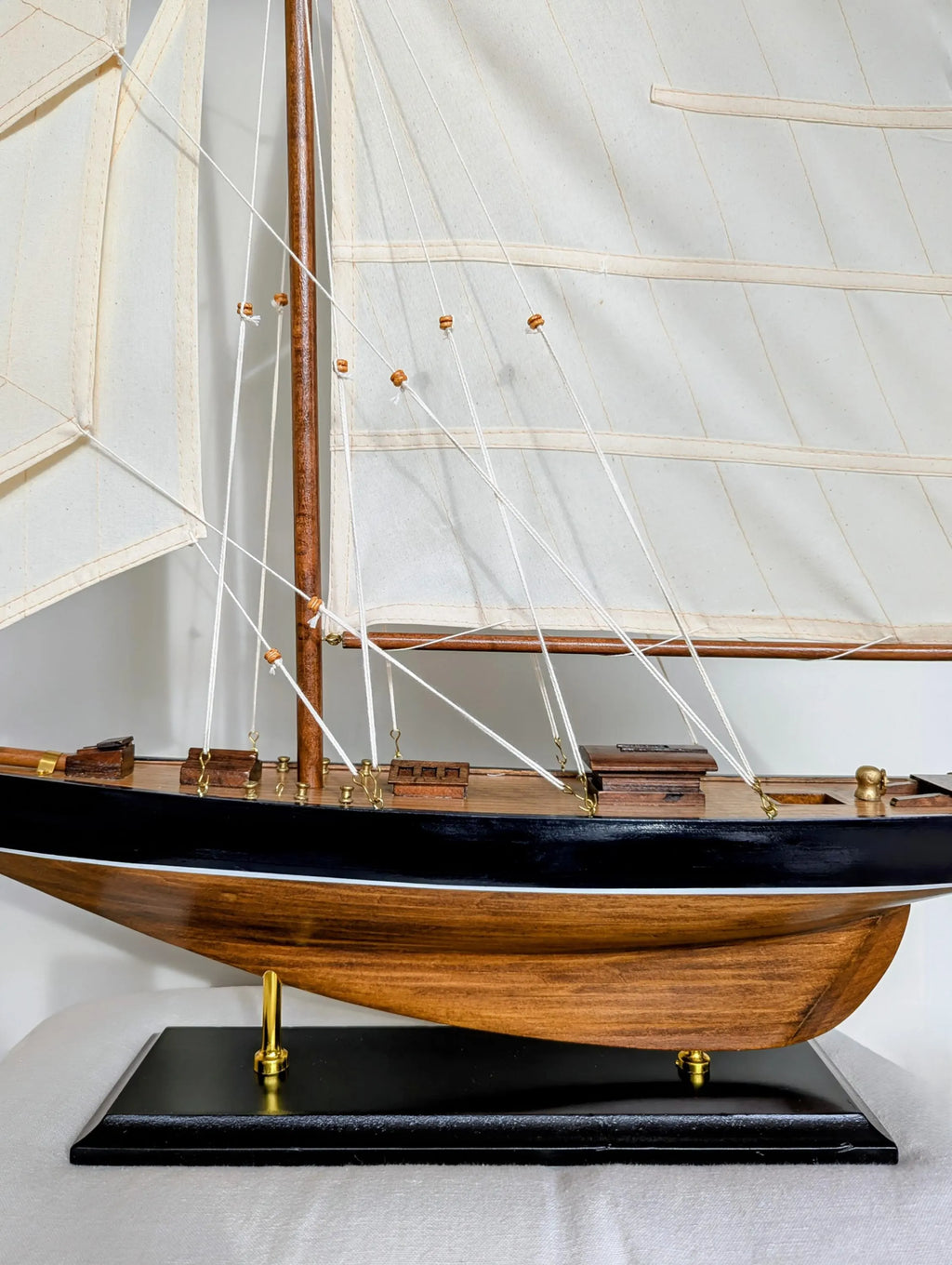 Große Segelyacht Modellschiff Braun Blau