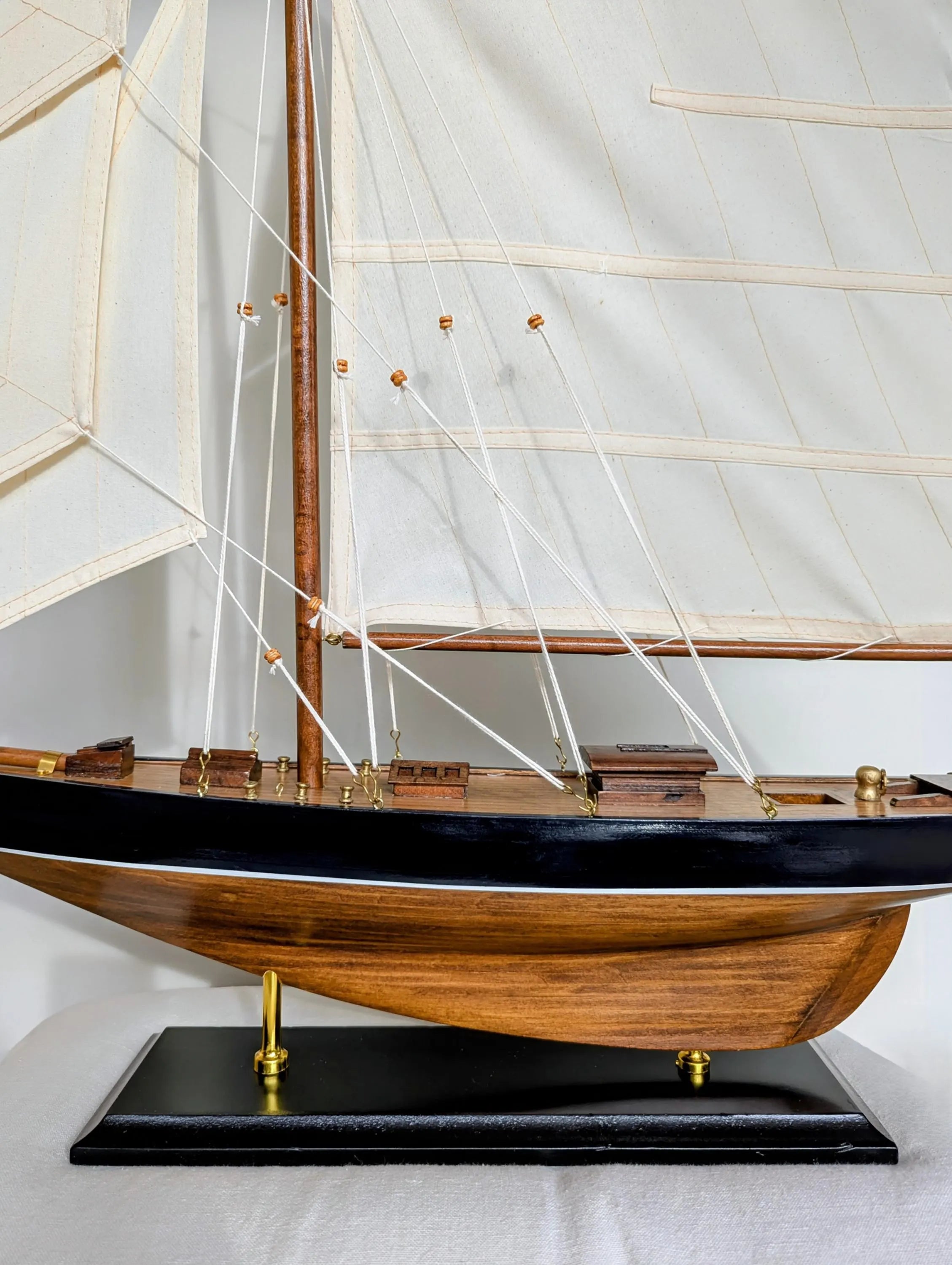 Große Segelyacht Modellschiff Braun Blau