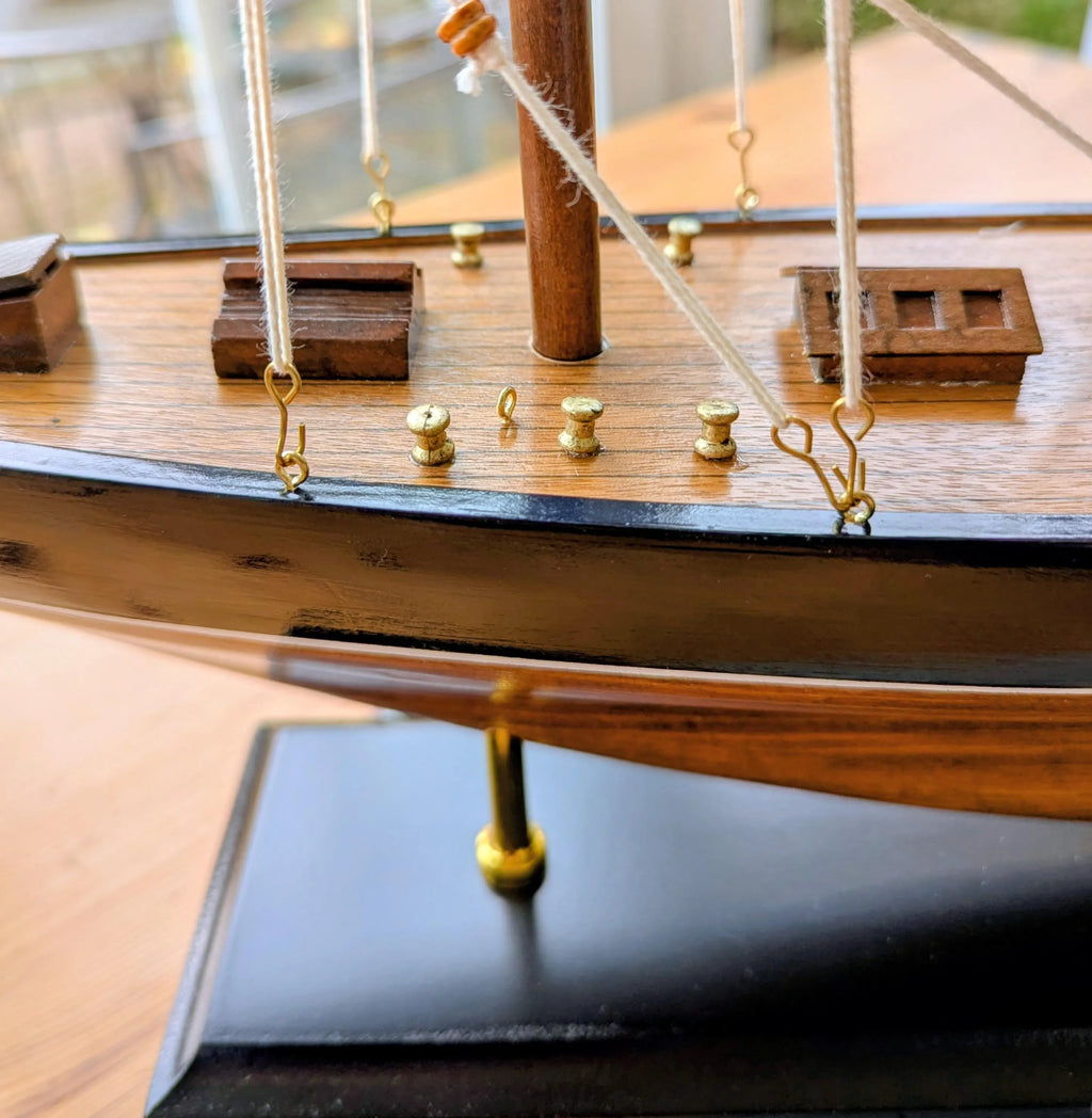 Große Segelyacht Modellschiff Braun Blau