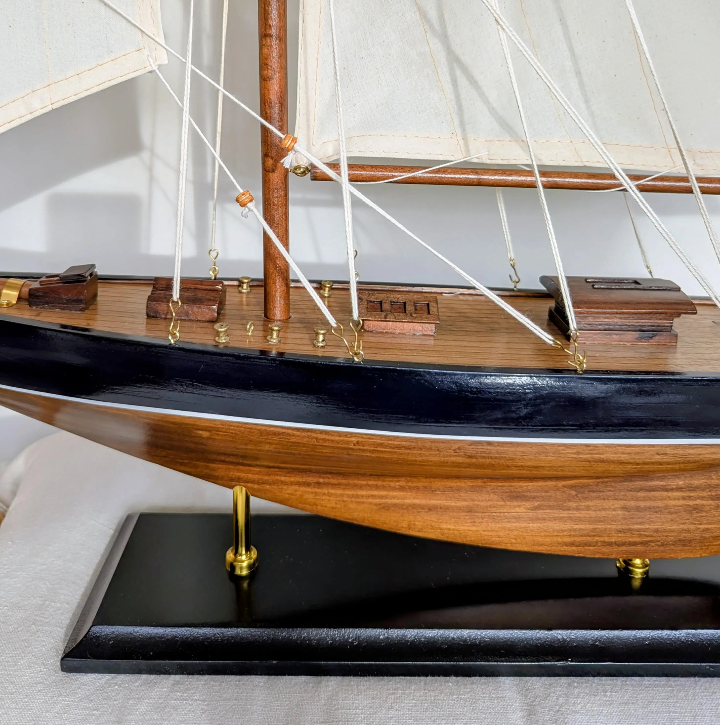 Große Segelyacht Modellschiff Braun Blau