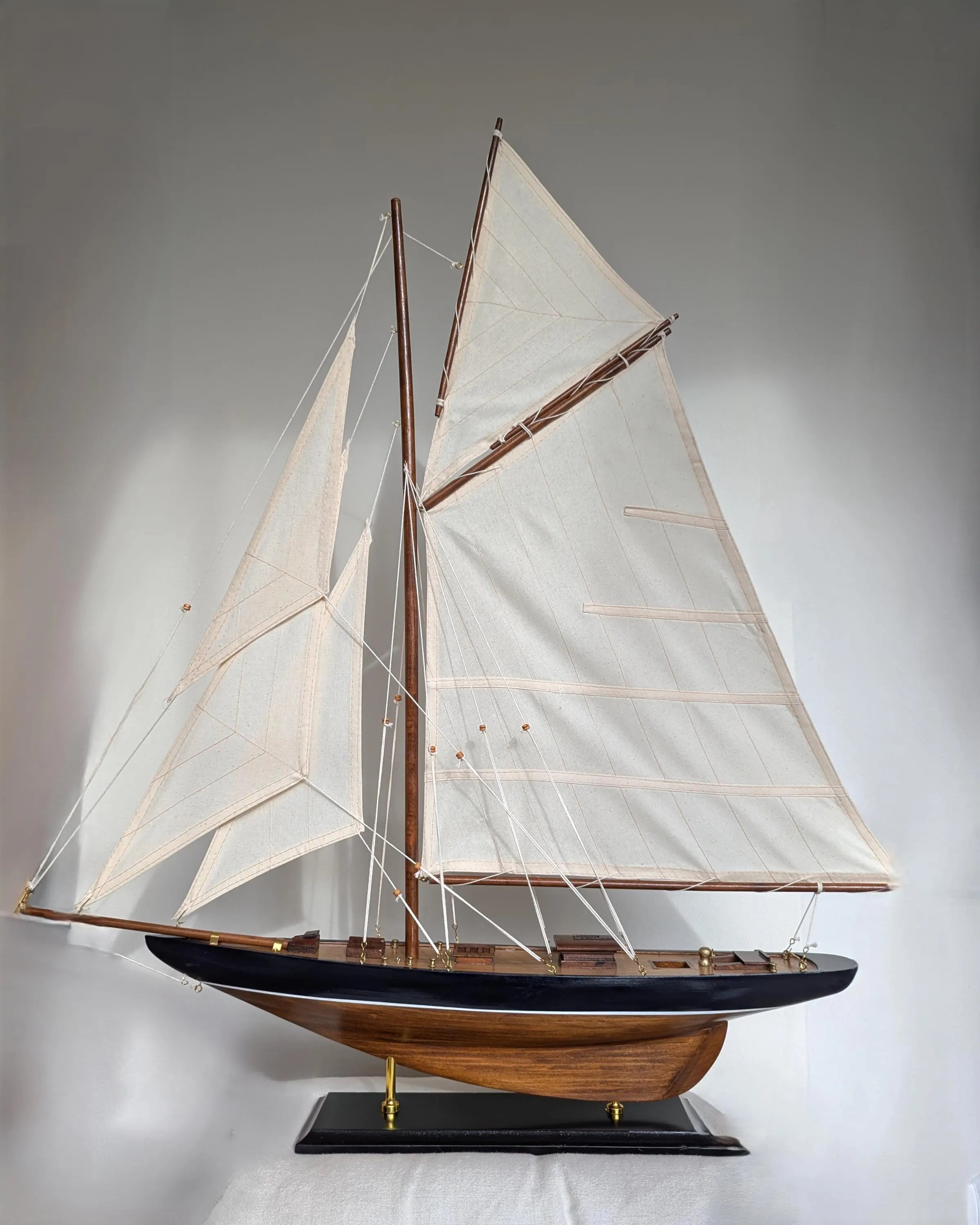 Große Segelyacht Modellschiff Braun Blau